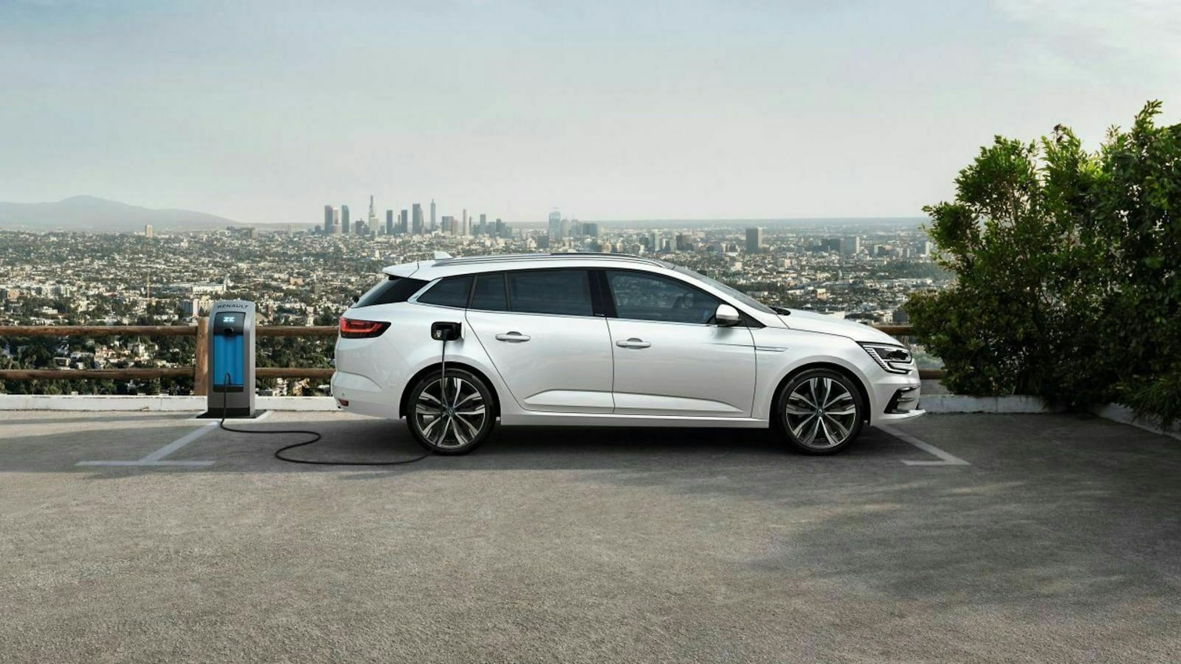 Renault Megane FL 2020 at a charging station
