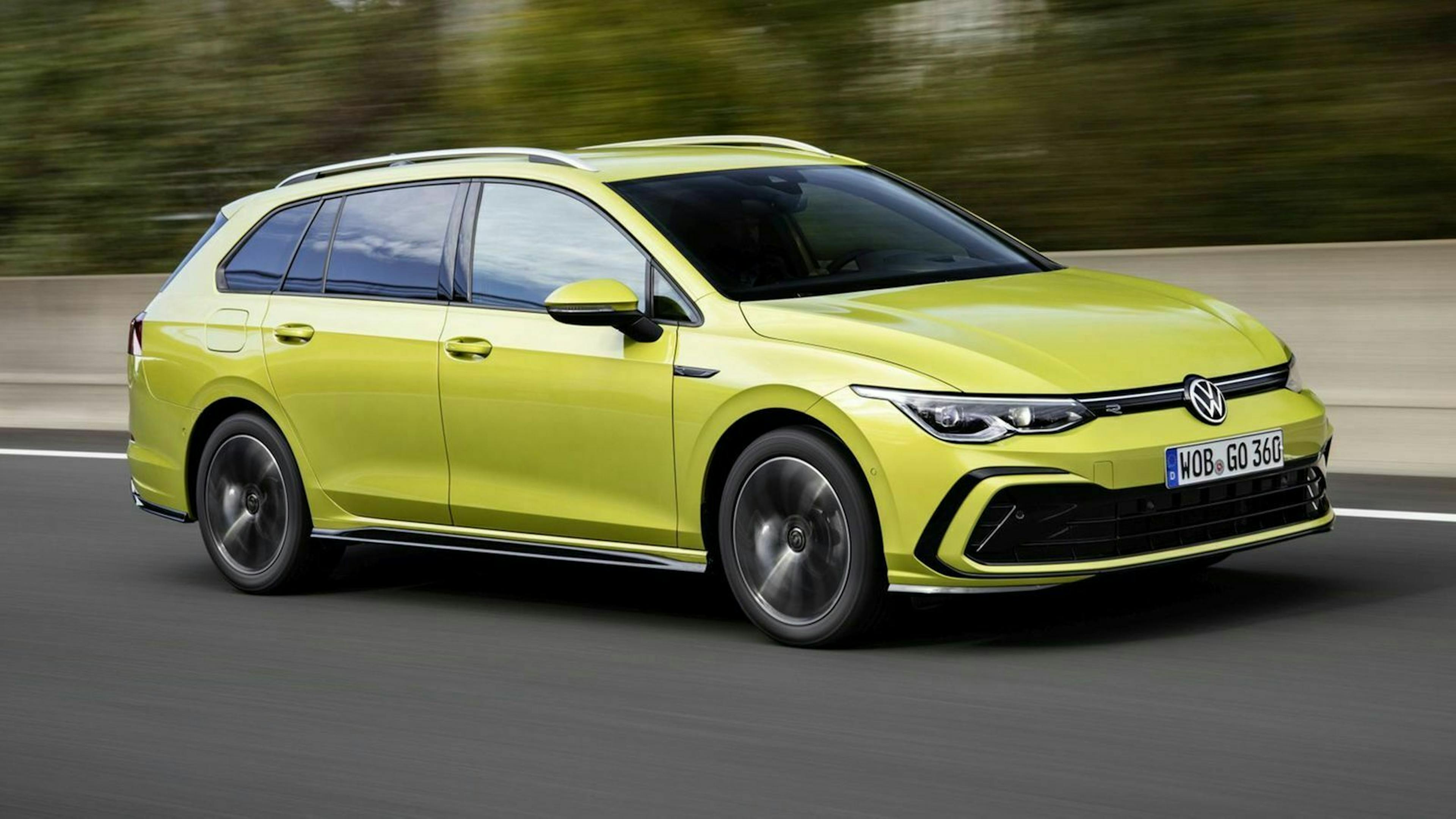 Zu sehen ist der VW Golf 8 Variant von vorne, fahrend