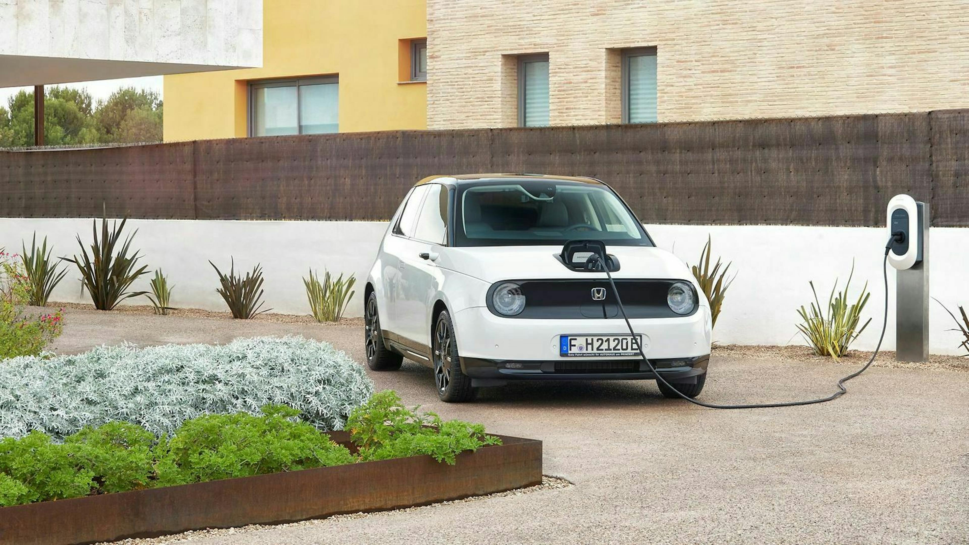 Zu sehen ist der Honda E an einer Ladestation