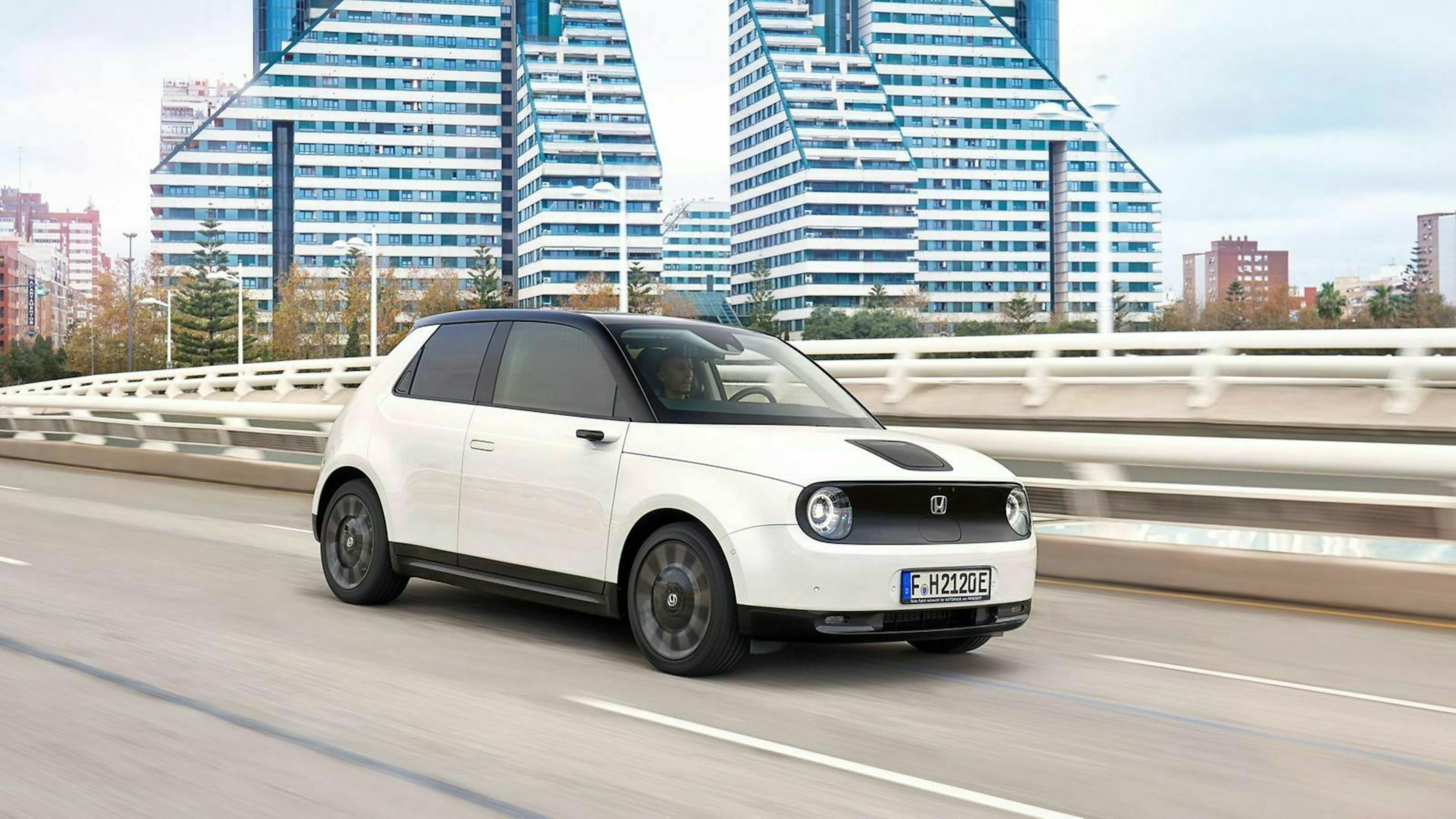 Zu sehen ist der Honda E, fahrend
