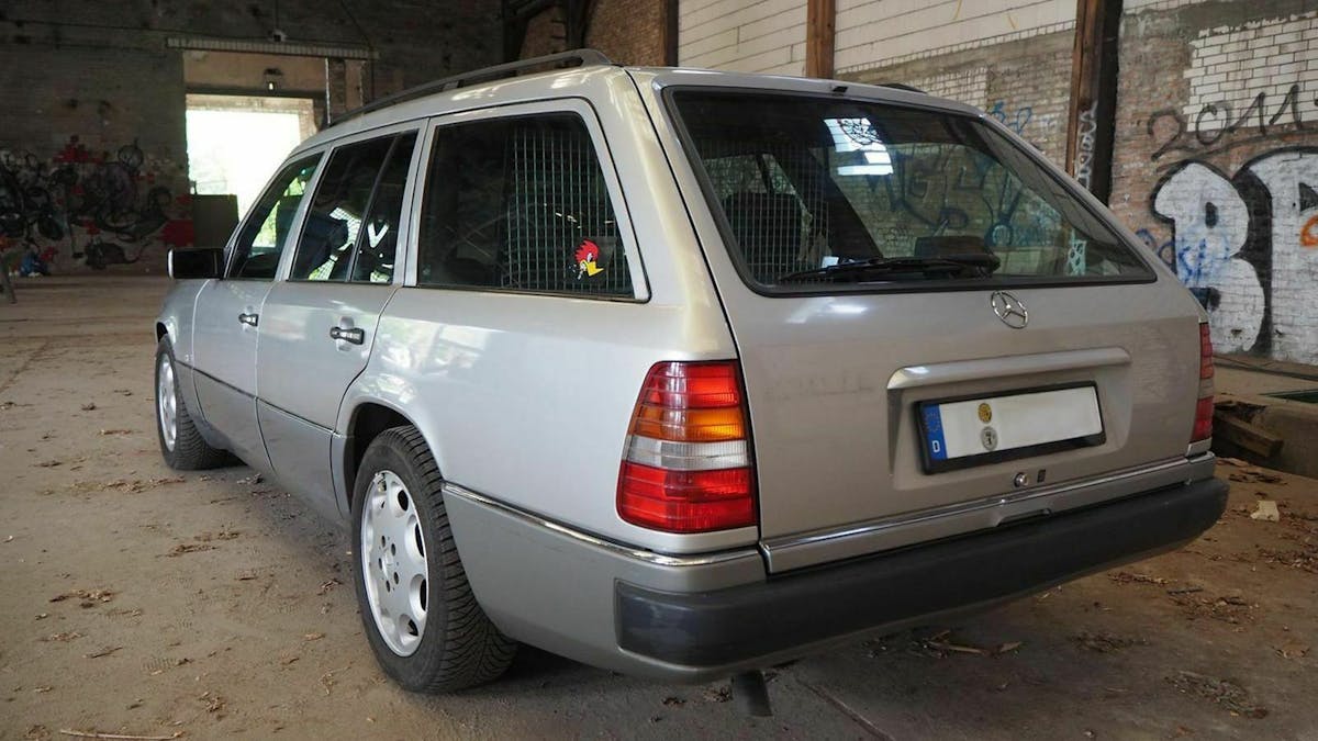 Mercedes E-Klasse in der Heckansicht, stehend