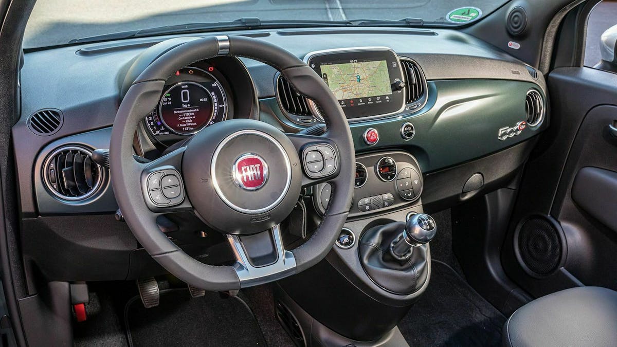 Zu sehen ist das Cockpit des Fiat 500