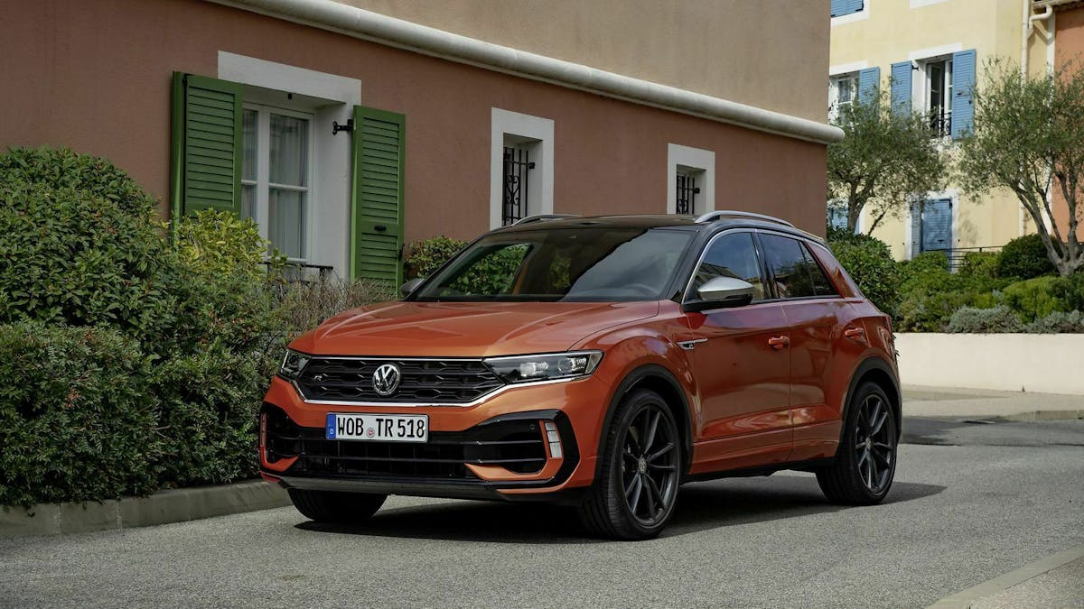 VW T-Roc an einer Hauswand stehend