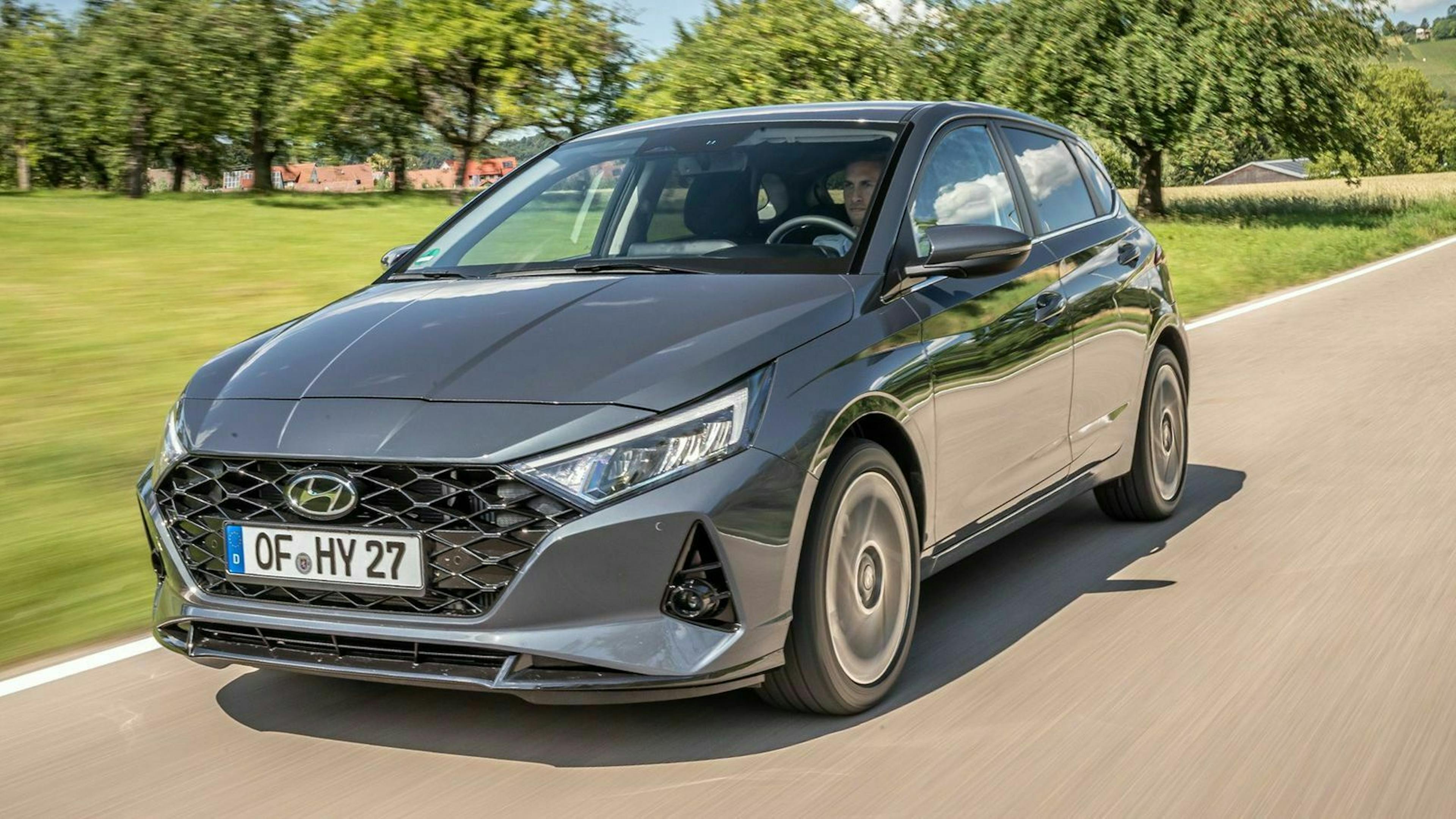 Der Hyundai i20 (2020) in seitlicher Frontansicht