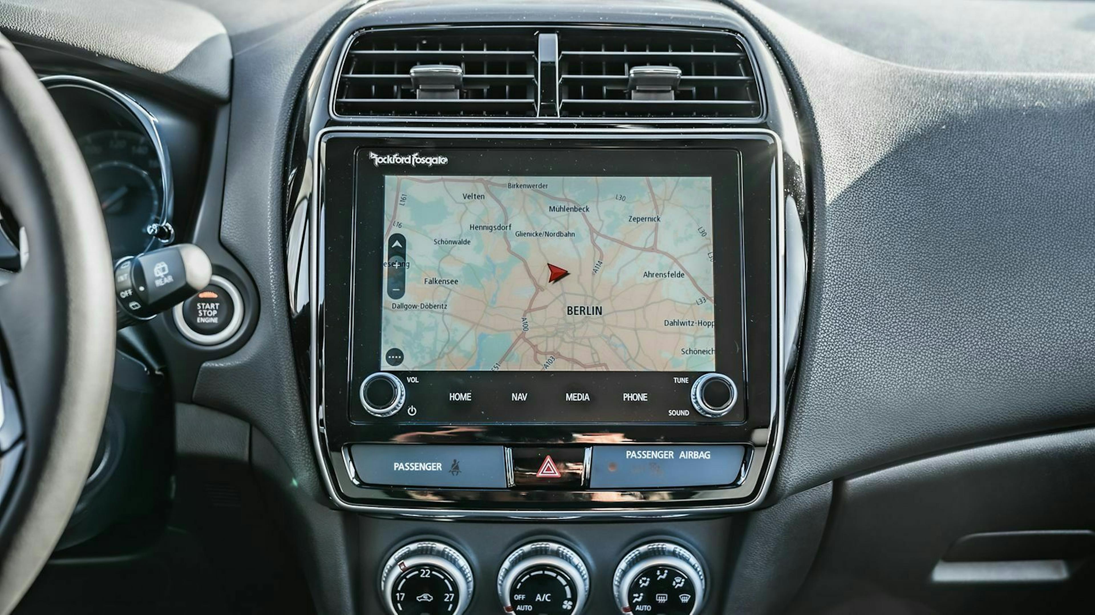 Blick auf den Infotainment-Bildschirm im Mitsubishi ASX
