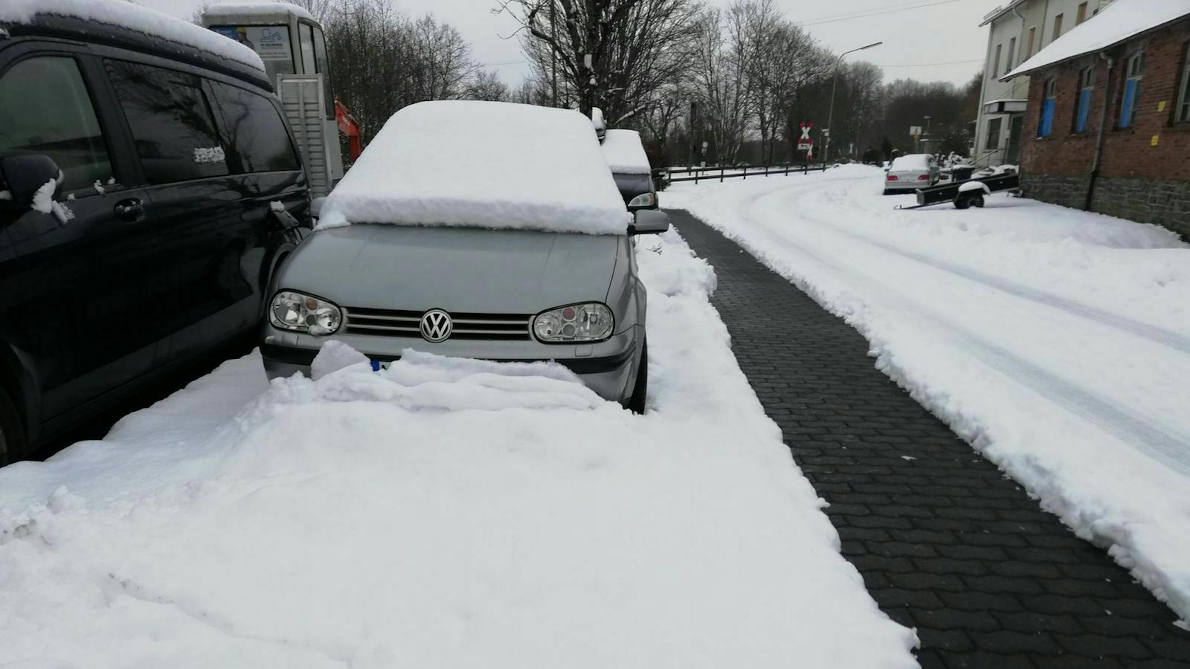 Zu sehen ist ein Fahrzeug, welches im Schnee parkt