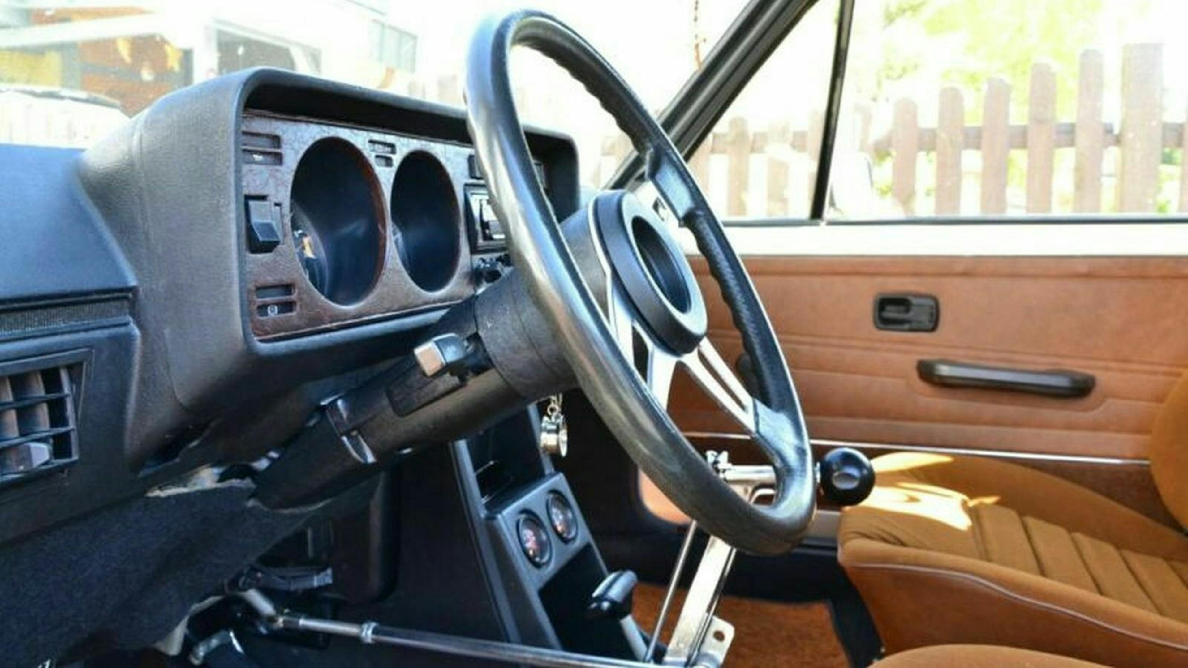 Zu sehen ist der Innenraum des VW Golf Coup