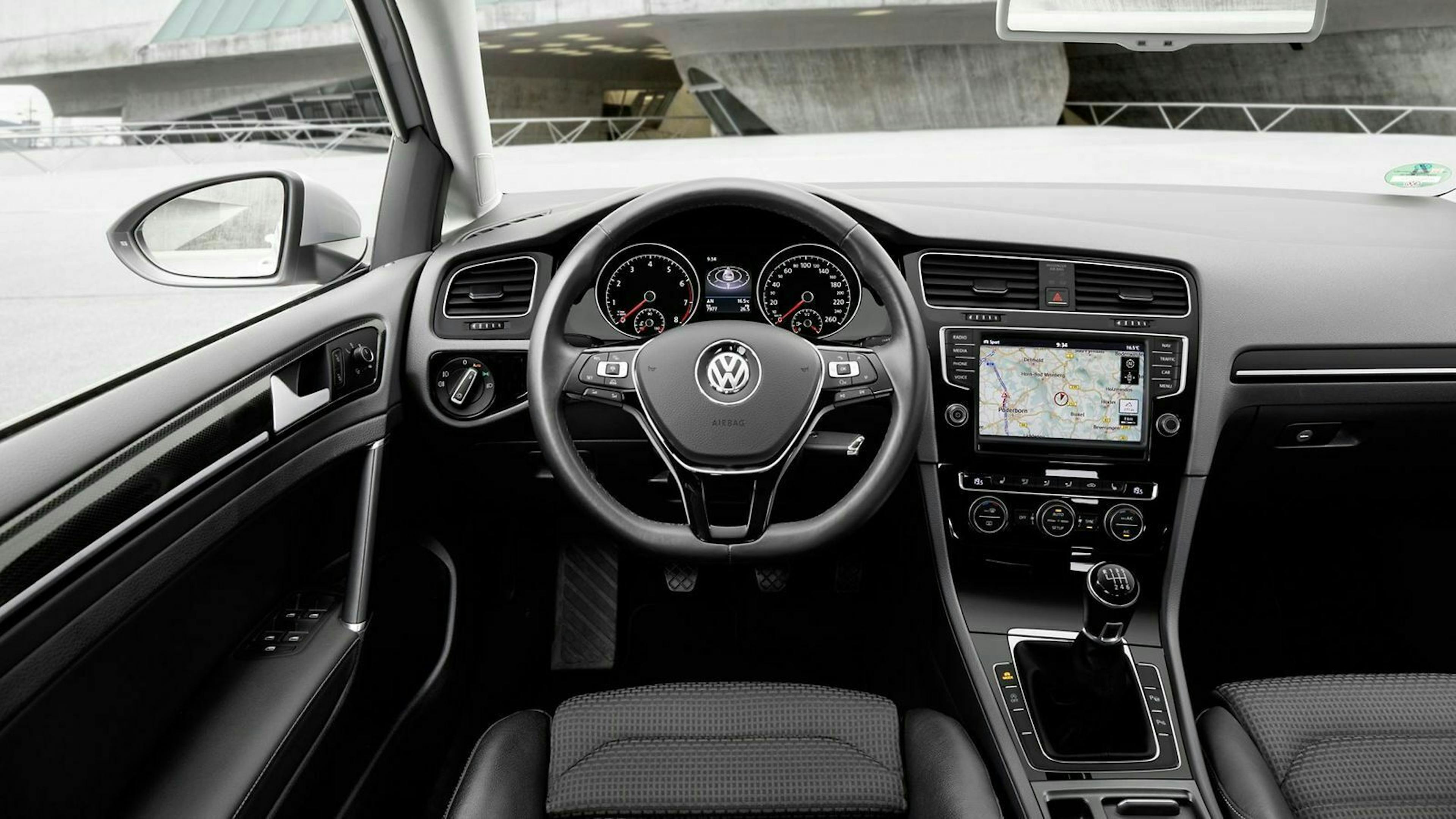 Zu sehen ist das Cockpit des VW Golf 7