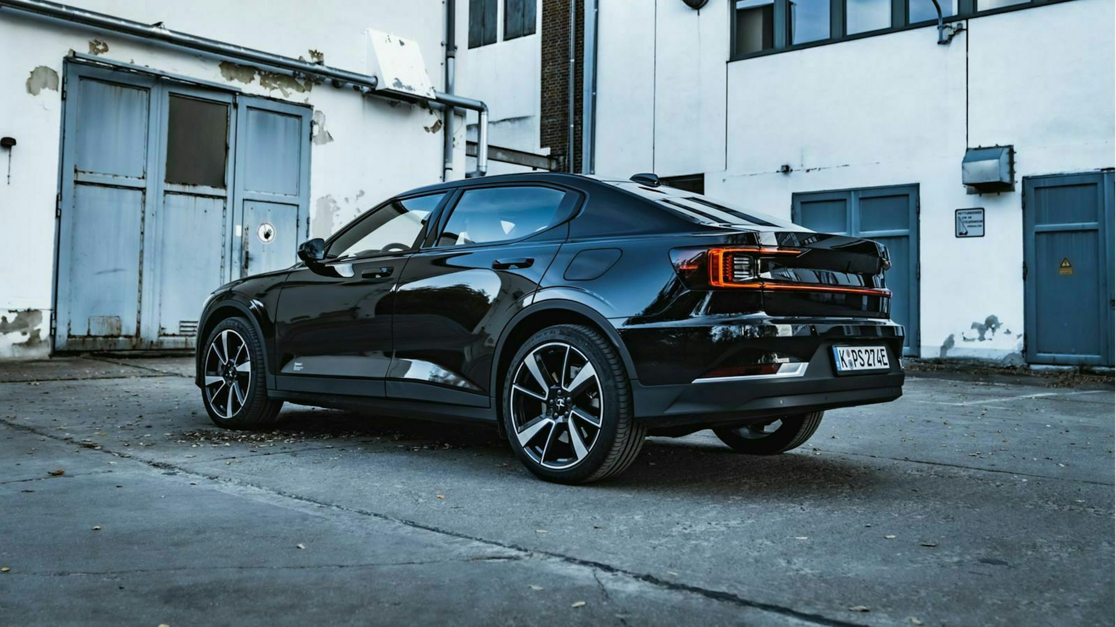 Der Polestar 2 in seitlicher Heckansicht
