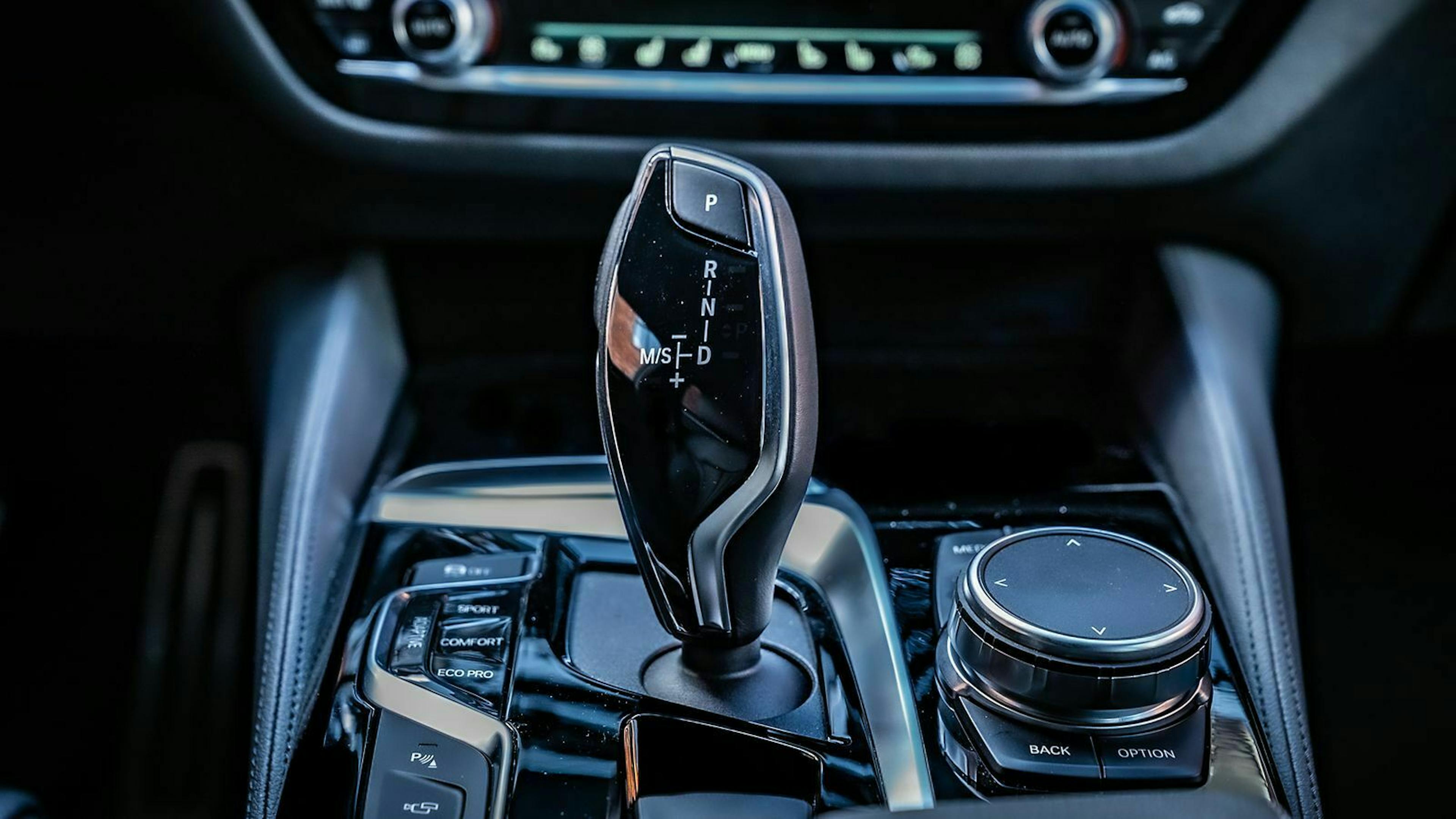 Zu sehen ist die Mittelkonsole des BMW M550d xDrive Touring