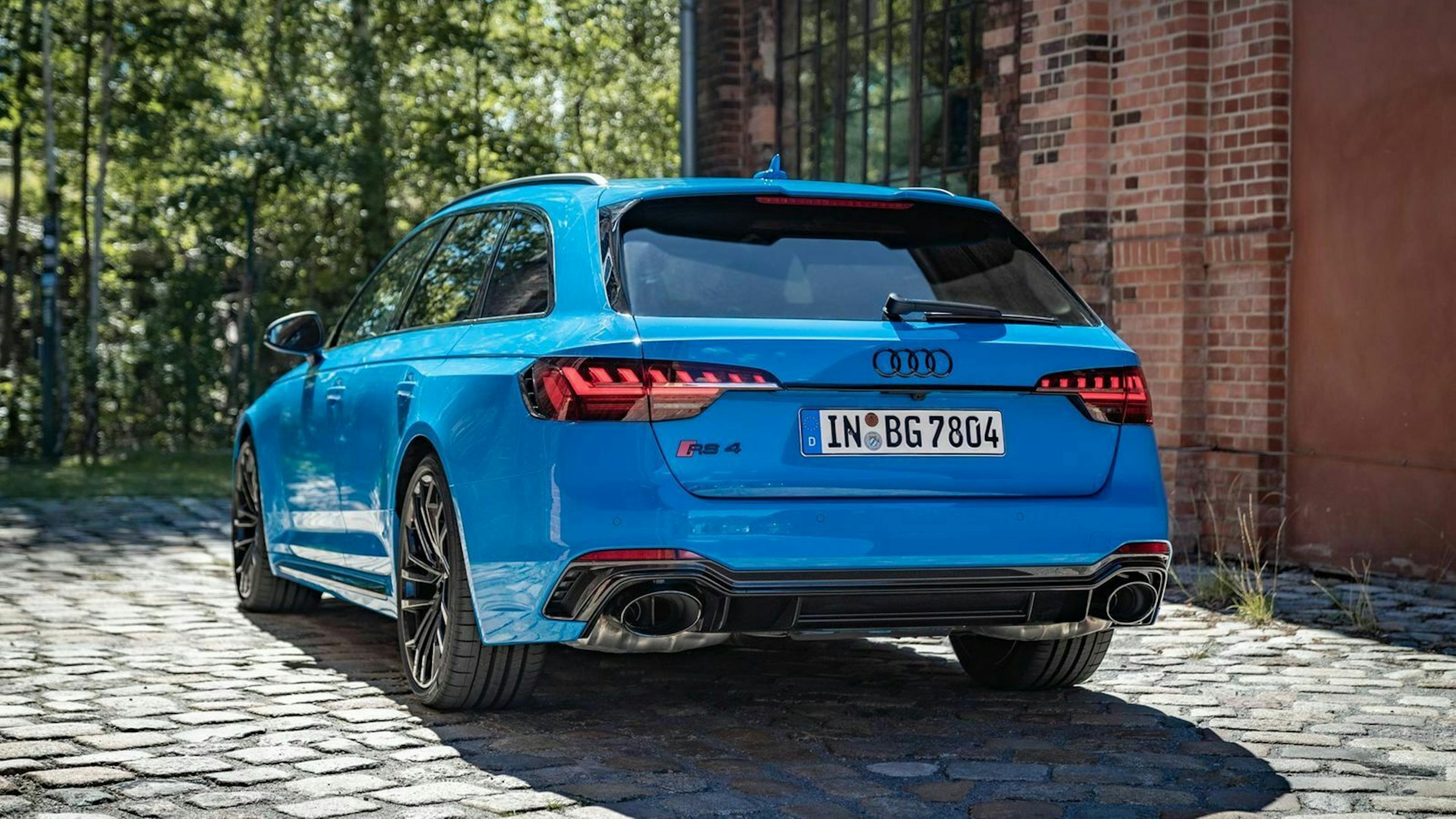 Audi RS4 in seitlicher Heckansicht
