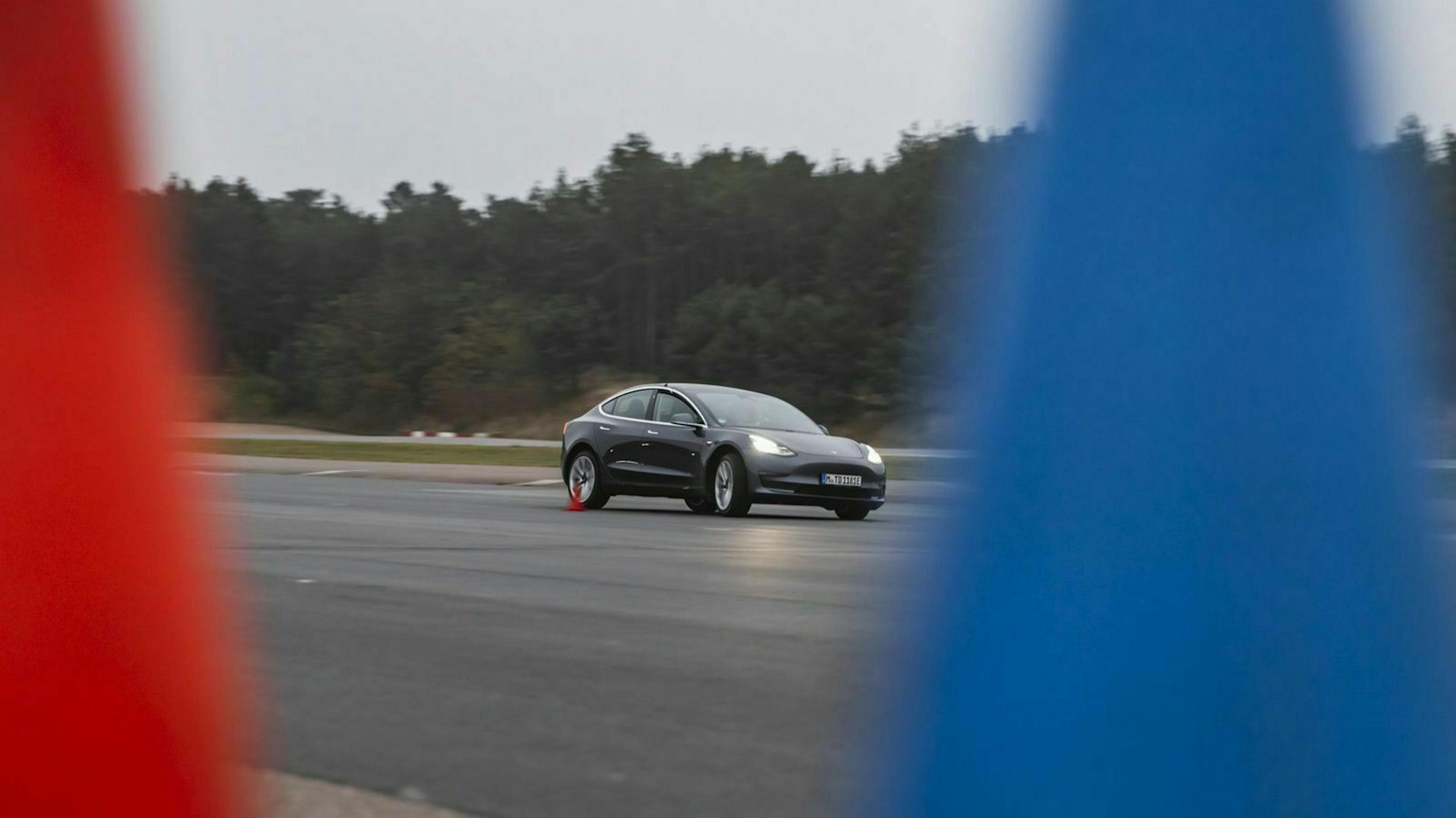 Das Tesla Model 3 (seit 2018) in seitlicher Frontansicht