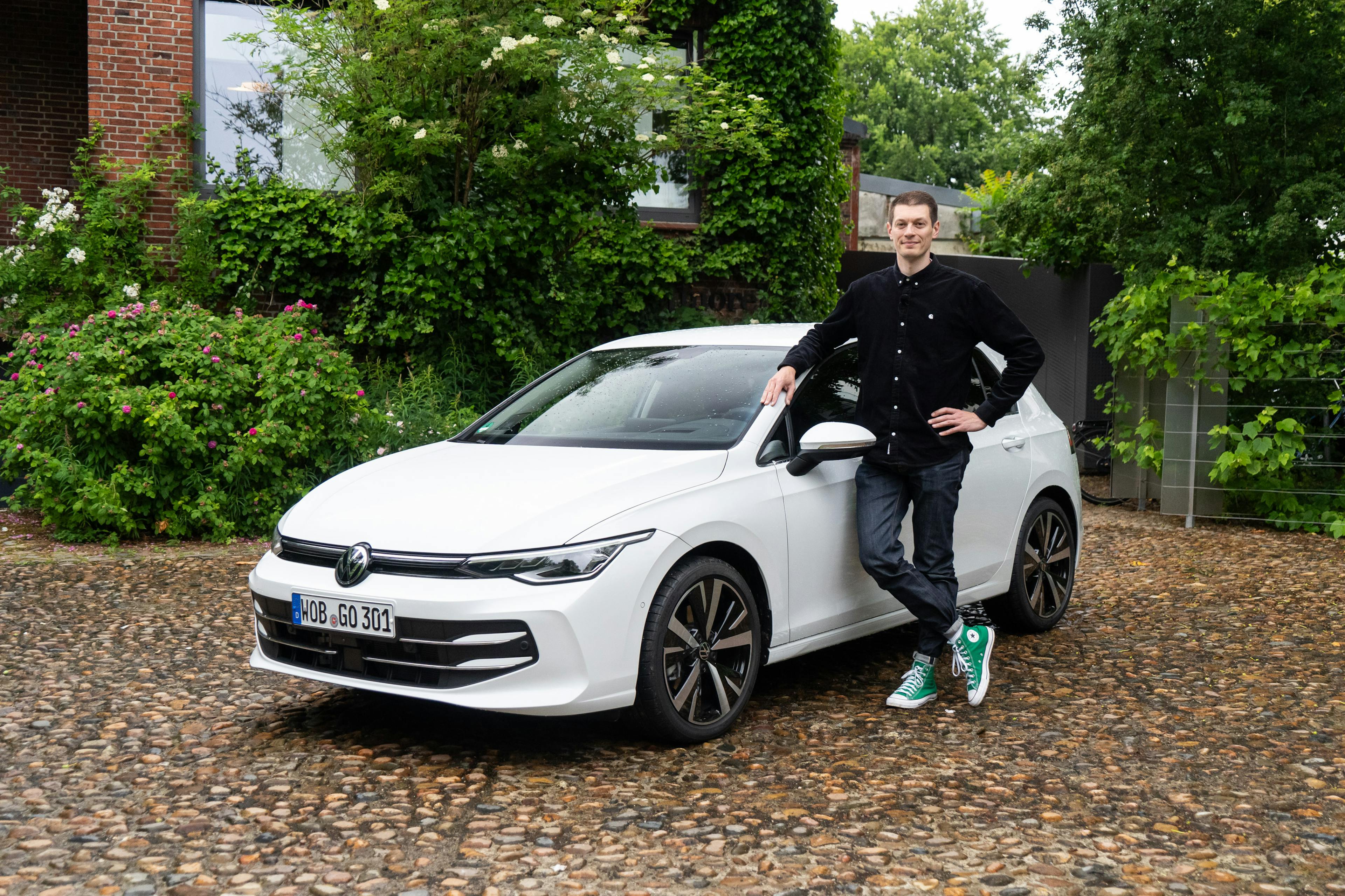 Peter R. Fischer steht an einem weißen Golf 8 Facelift