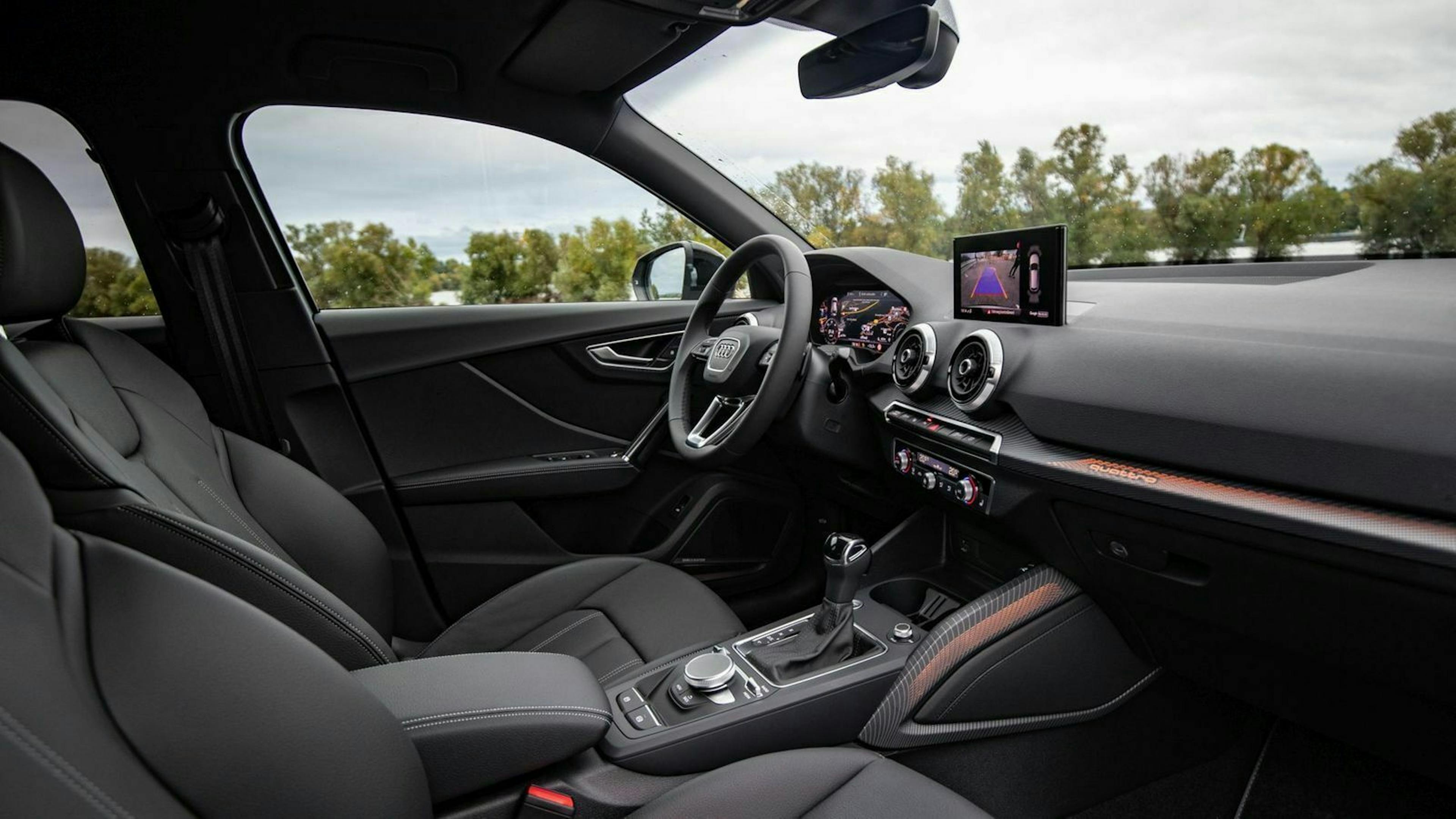Zu sehen ist das Cockpit des gelifteten Audi Q2