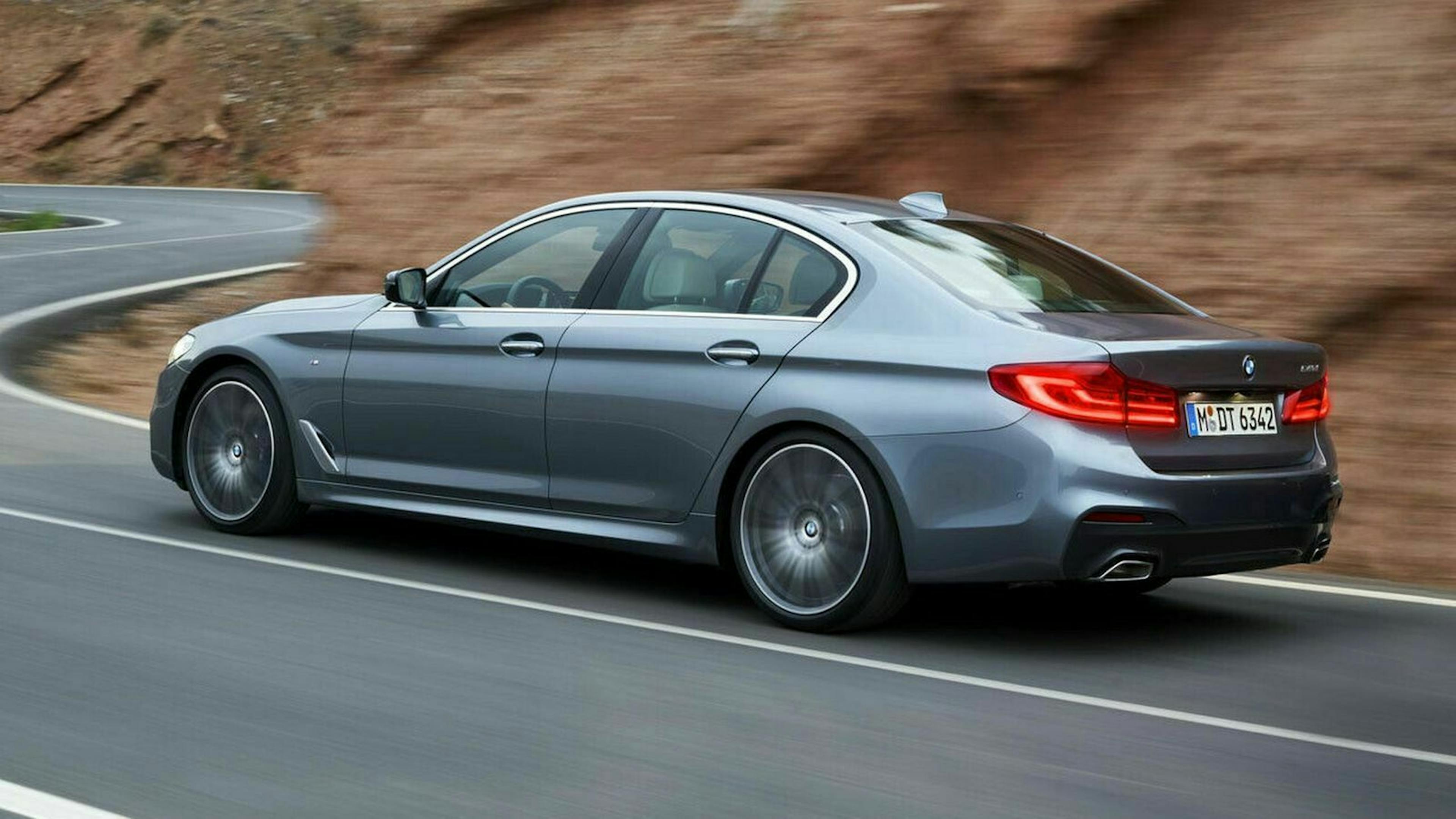 Der BMW 5er Touring in Seitenansicht fahrend