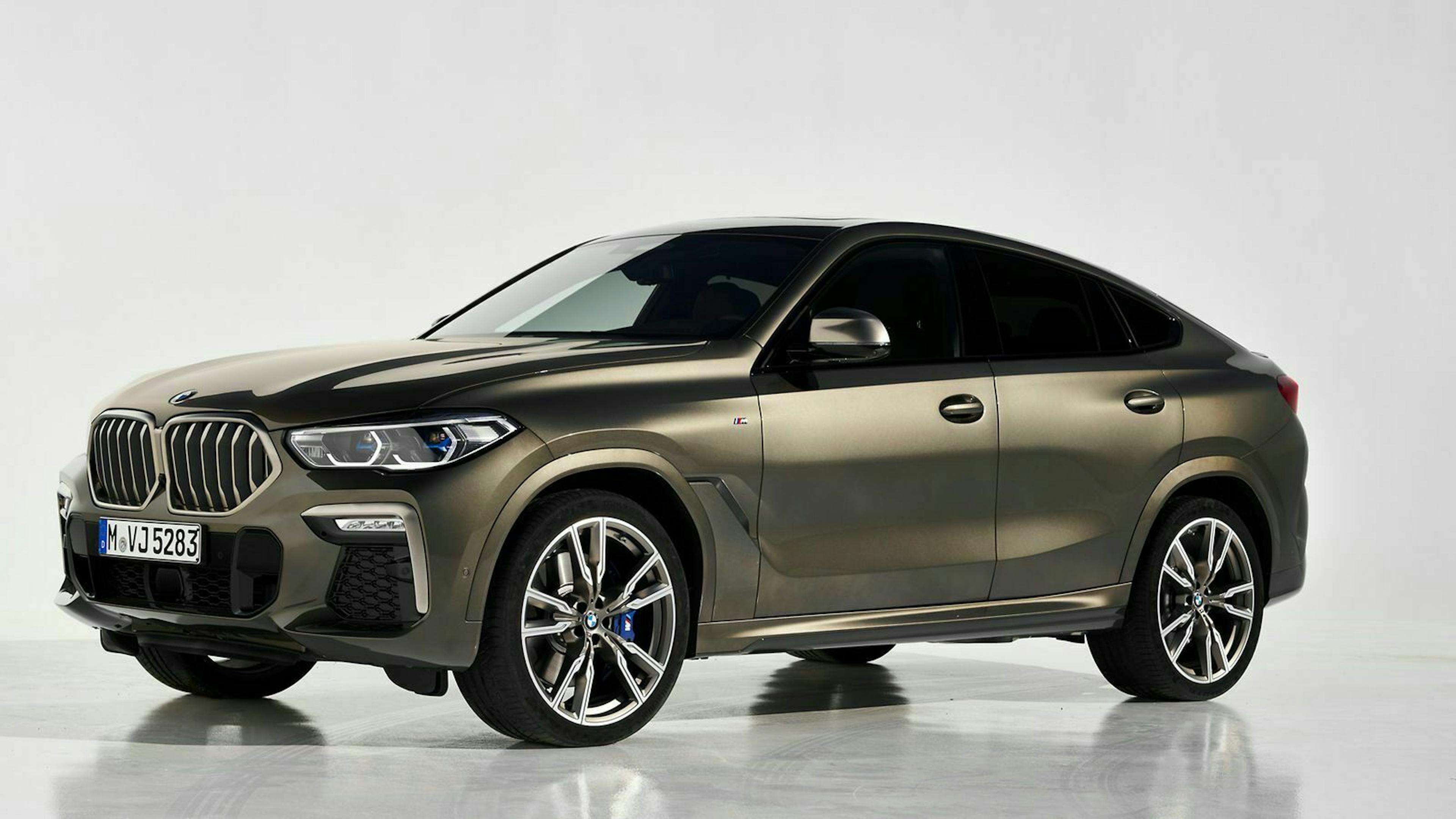 Der Vorderwagen des BMW X6 unterscheidet sich nicht vom X5, die niedrigere Dachlinie ändert jedoch den Charakter