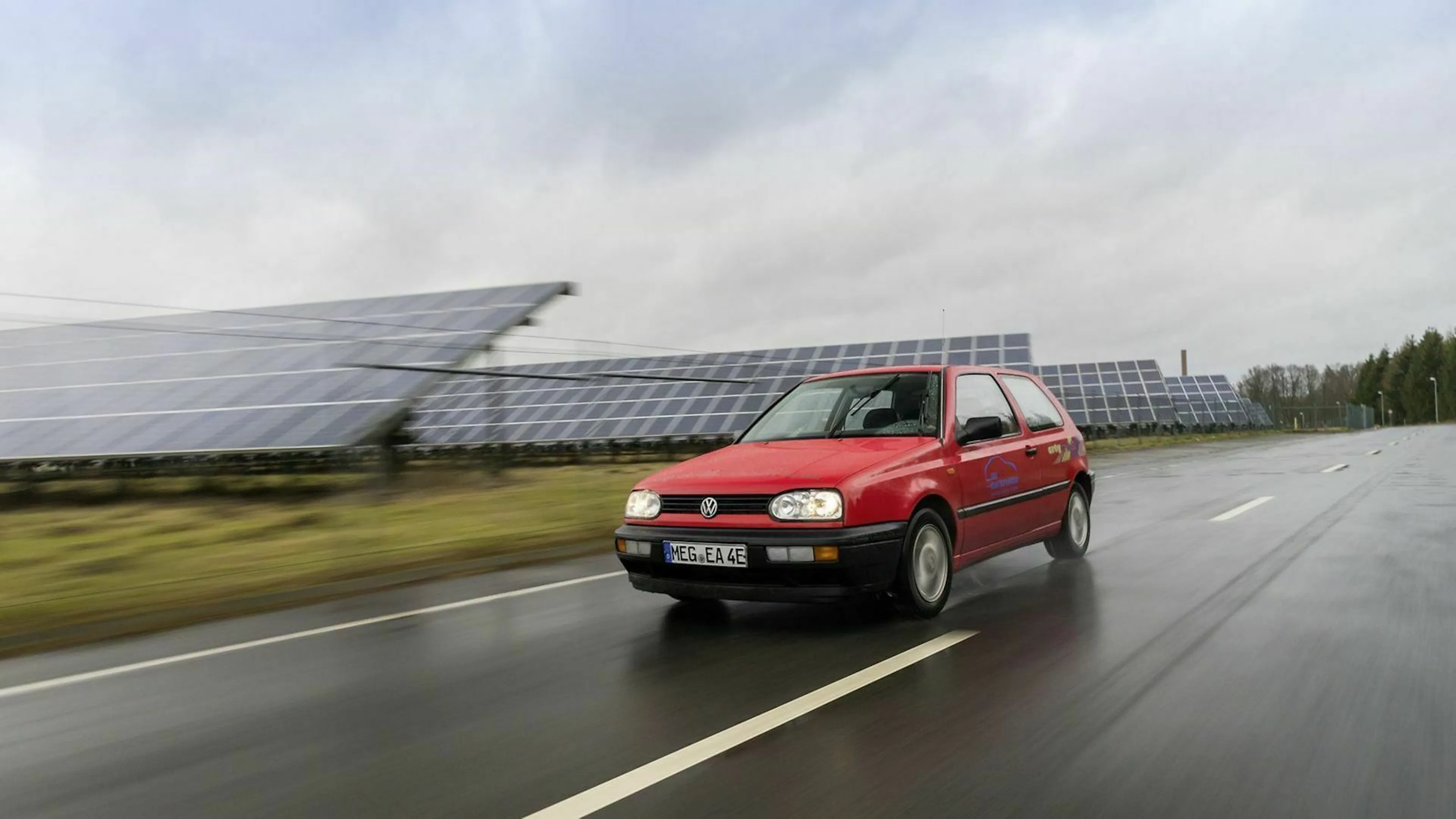 VW Golf 3 in der Ansicht von vorne-links, fahrend