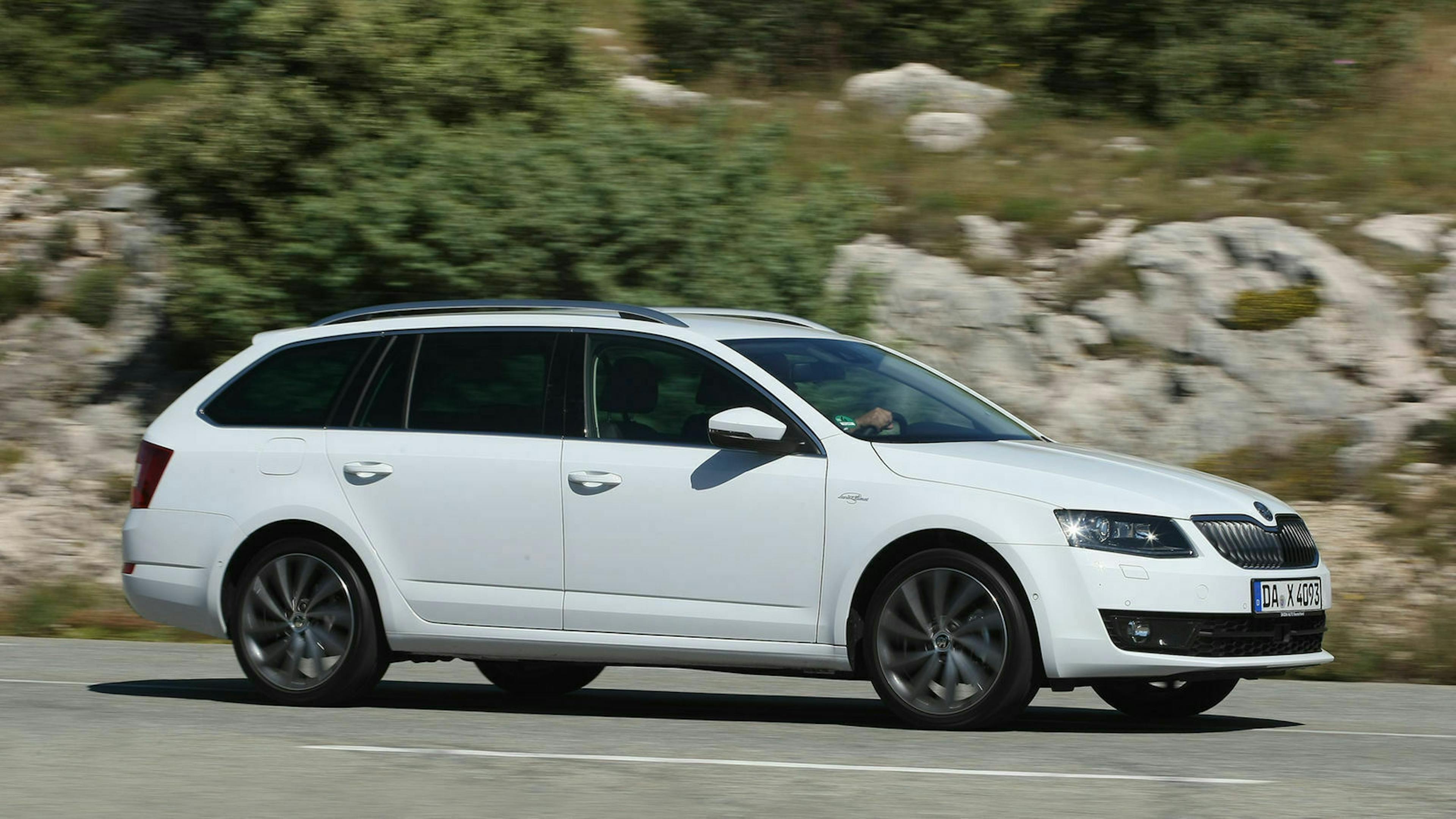 Zu sehen ist der Skoda Octavia Kombi, fahrend
