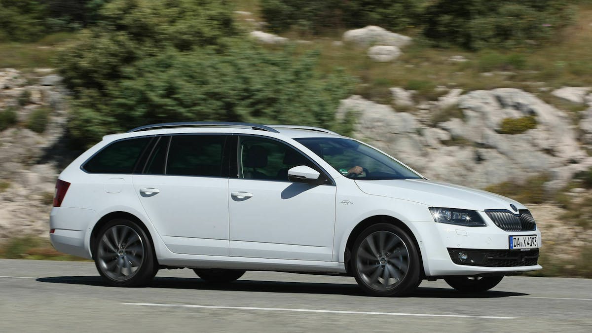 Zu sehen ist der Skoda Octavia Kombi, fahrend
