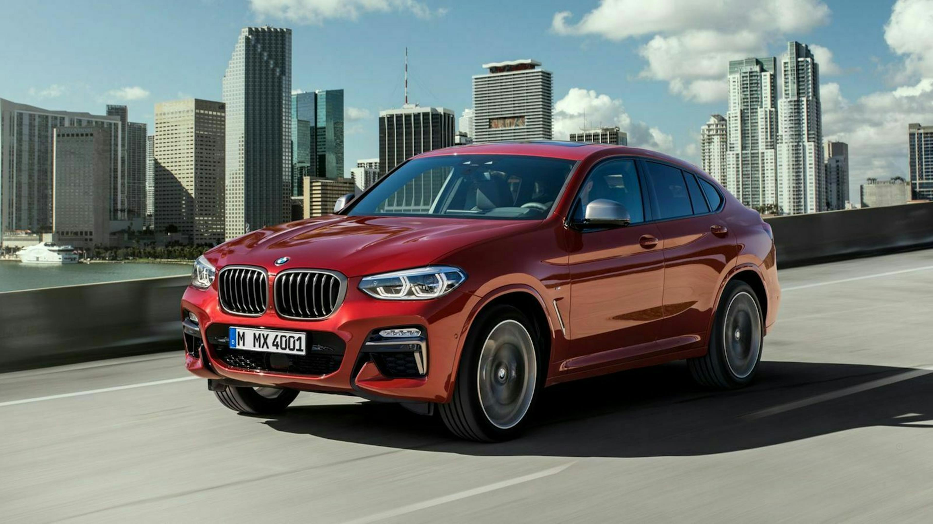 Zu sehen ist der BMW X4 von vorne, fahrend