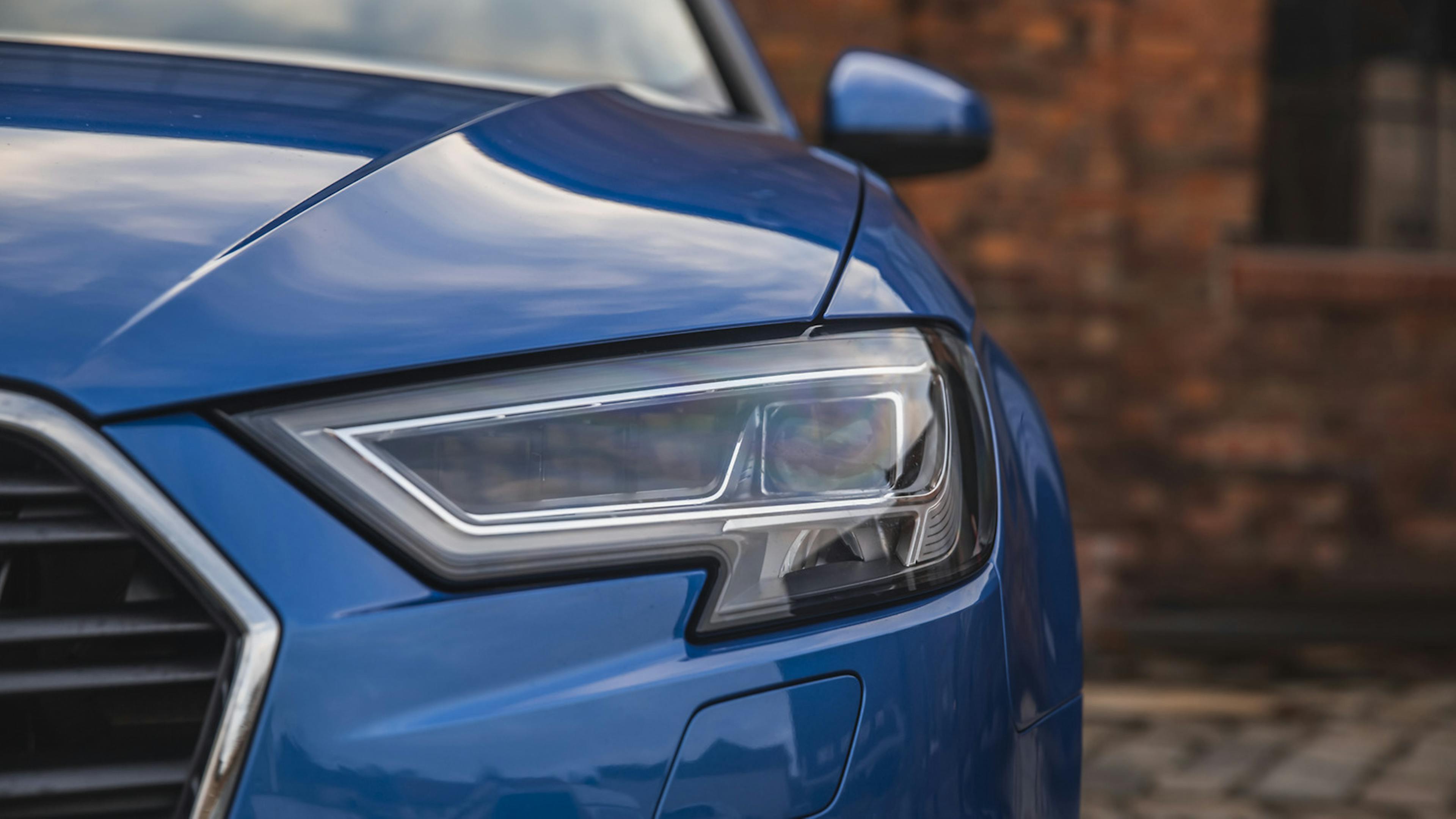 Blick auf den linken Scheinwerfer des Audi A3 35 TFSI 