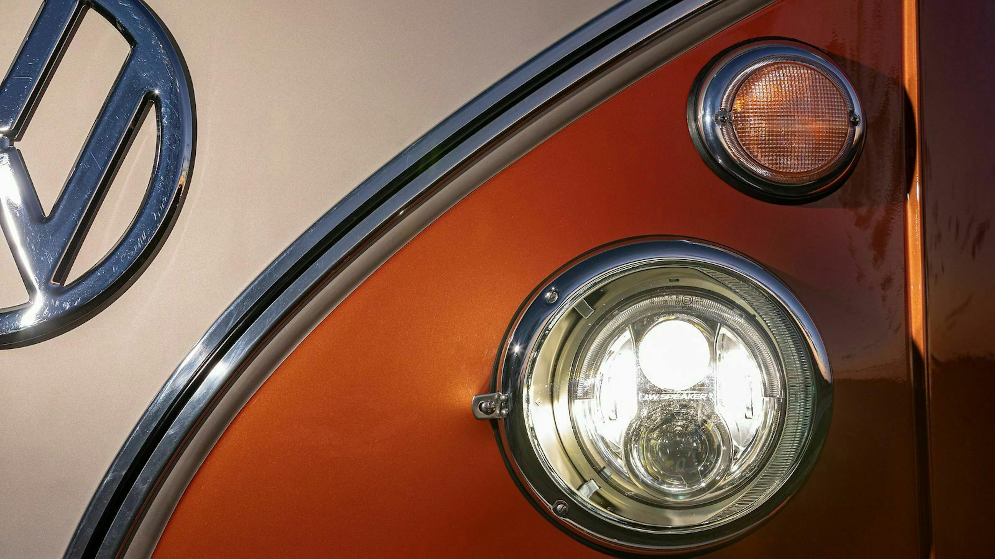 Zu sehen ist der Scheinwerfer des VW e-Bulli