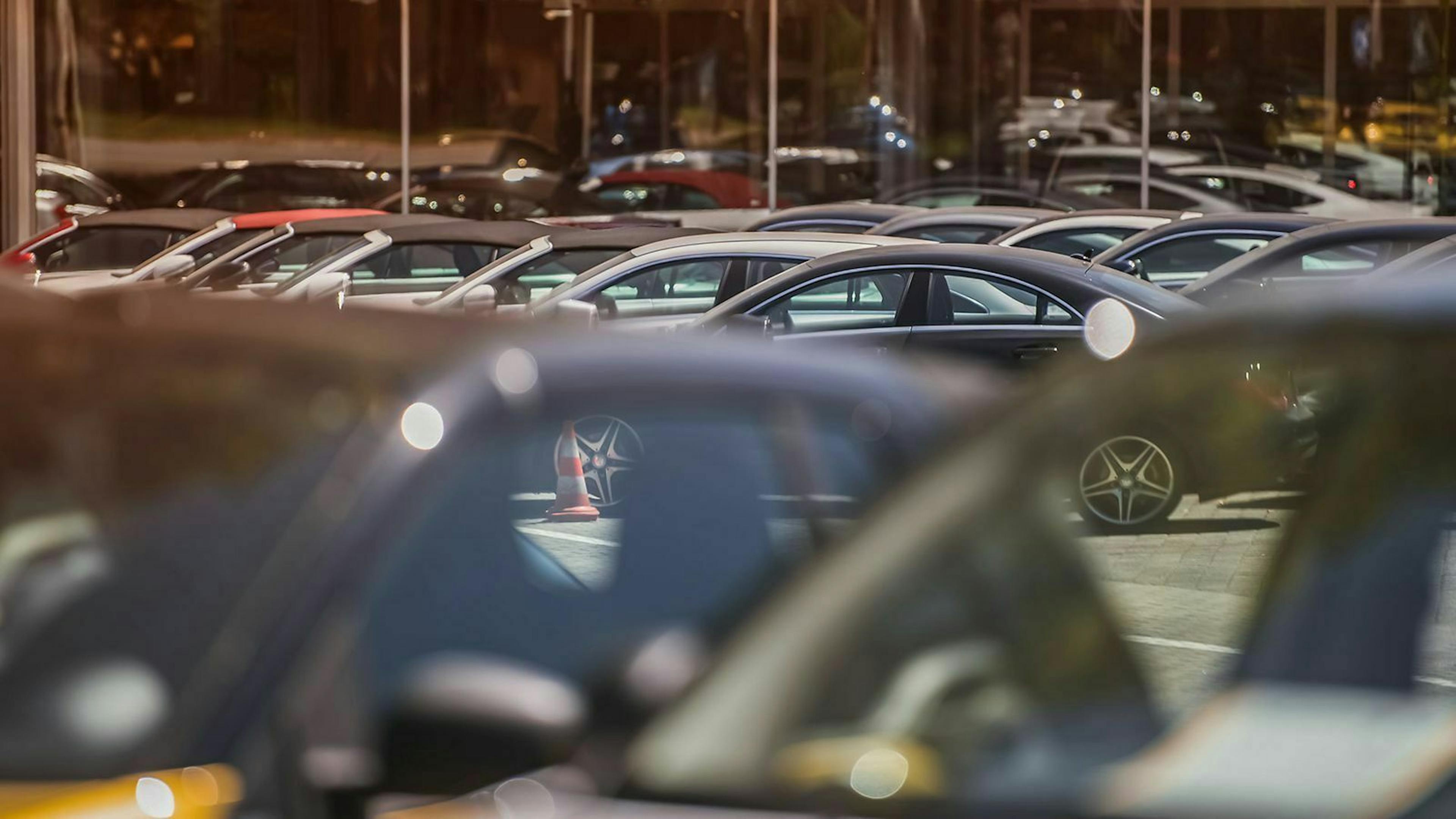 Fahrzeuge auf Parkplatz