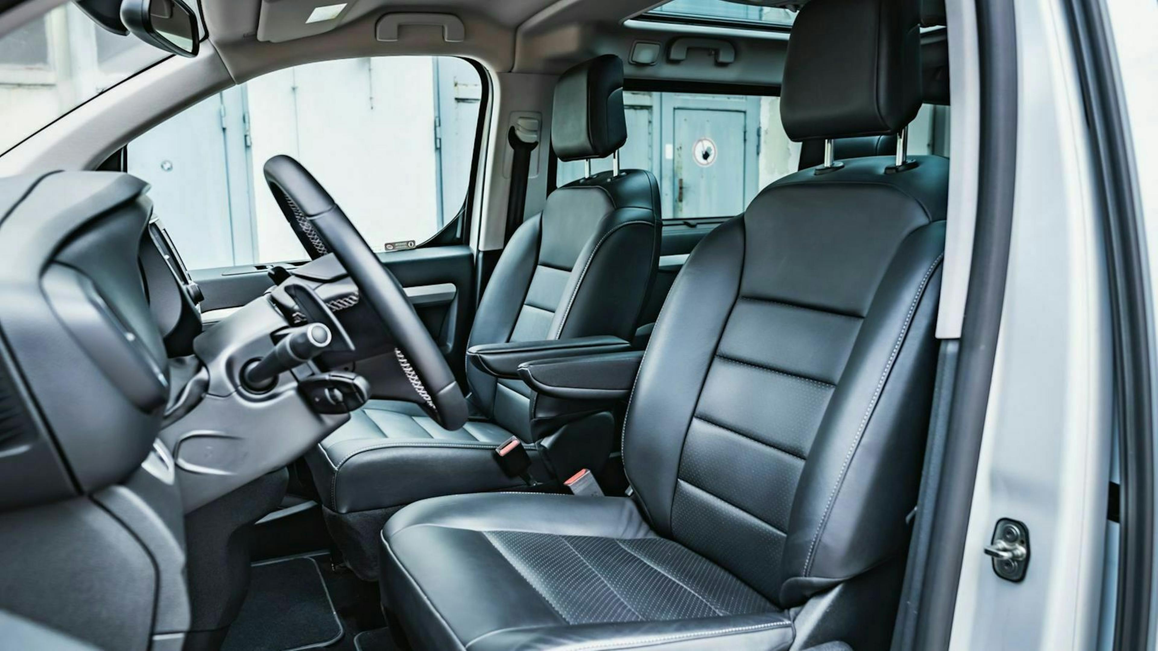 Zu sehen sind die Vordersitze des Toyota ProAce Verso