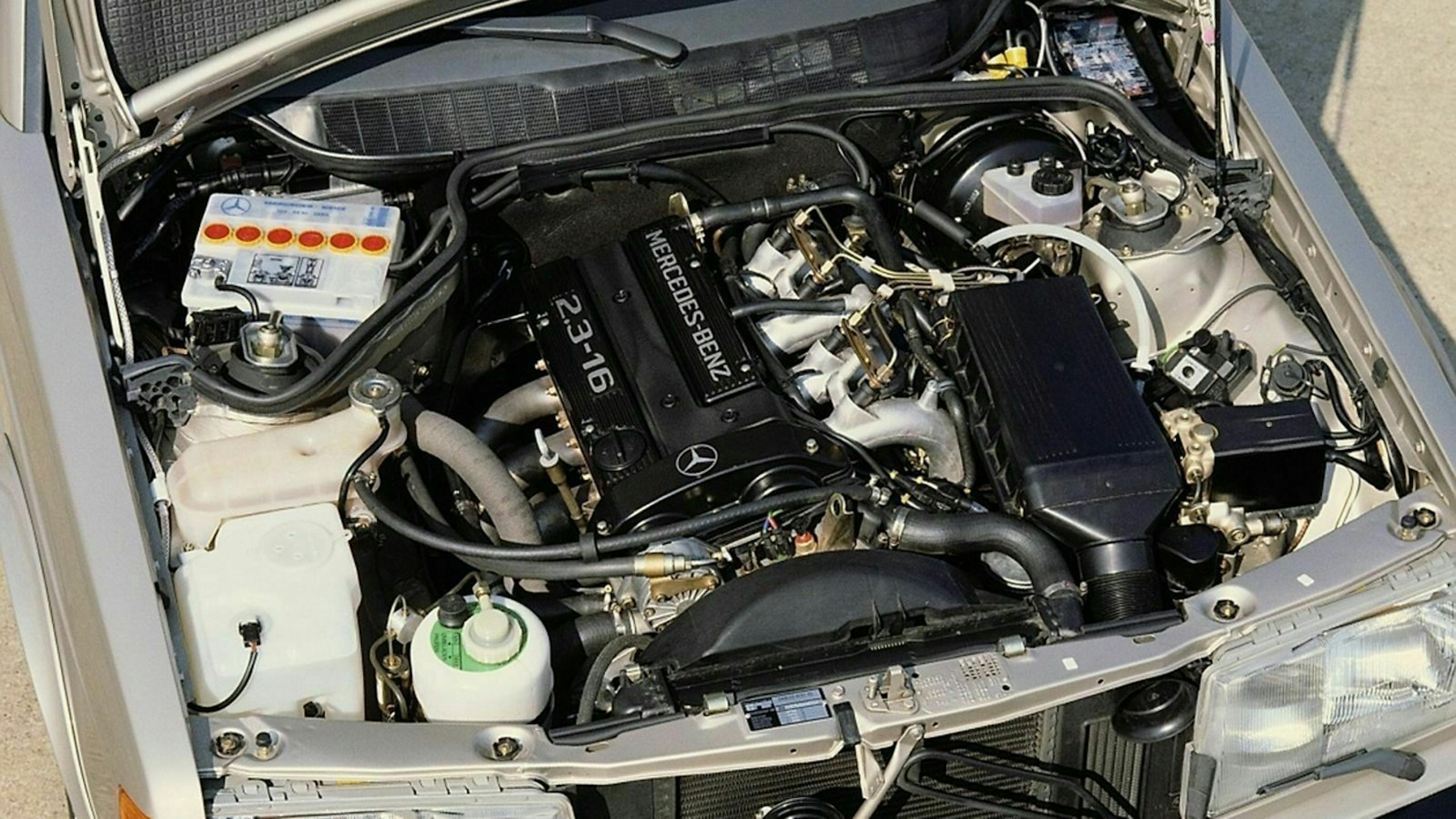 Mercedes E 190 Blick unter die Motorhaube