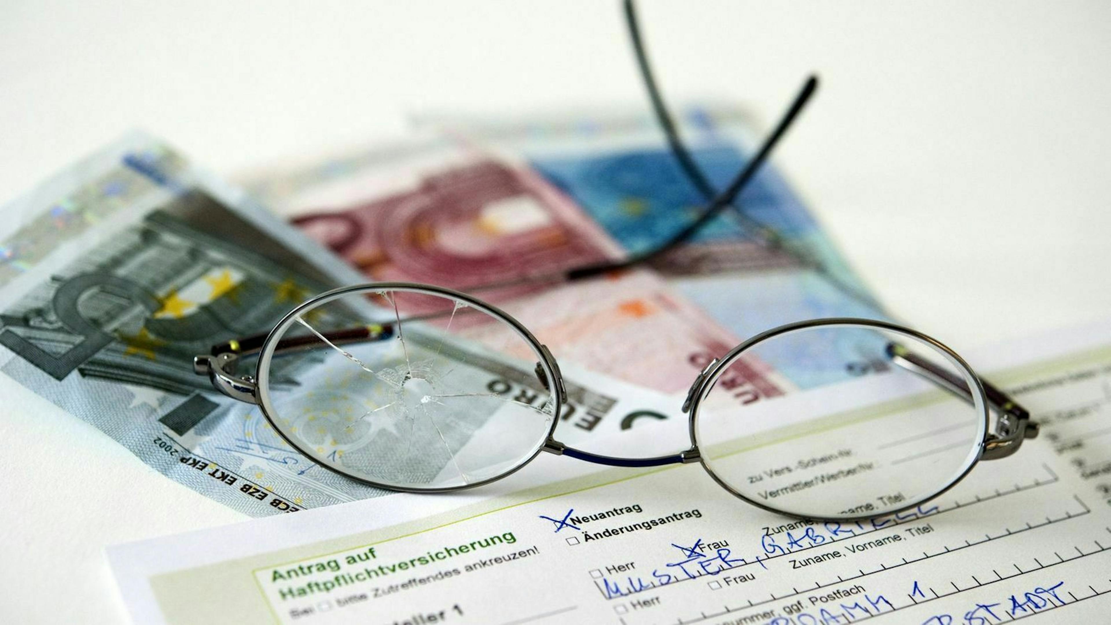 Geldscheine mit Papieren und Brille