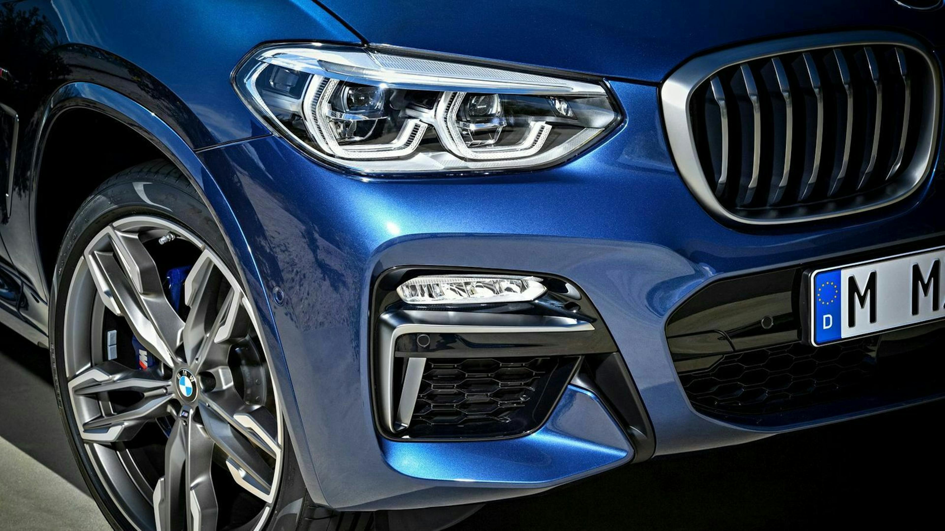 Zu sehen ist der Scheinwerfer des BMW X3