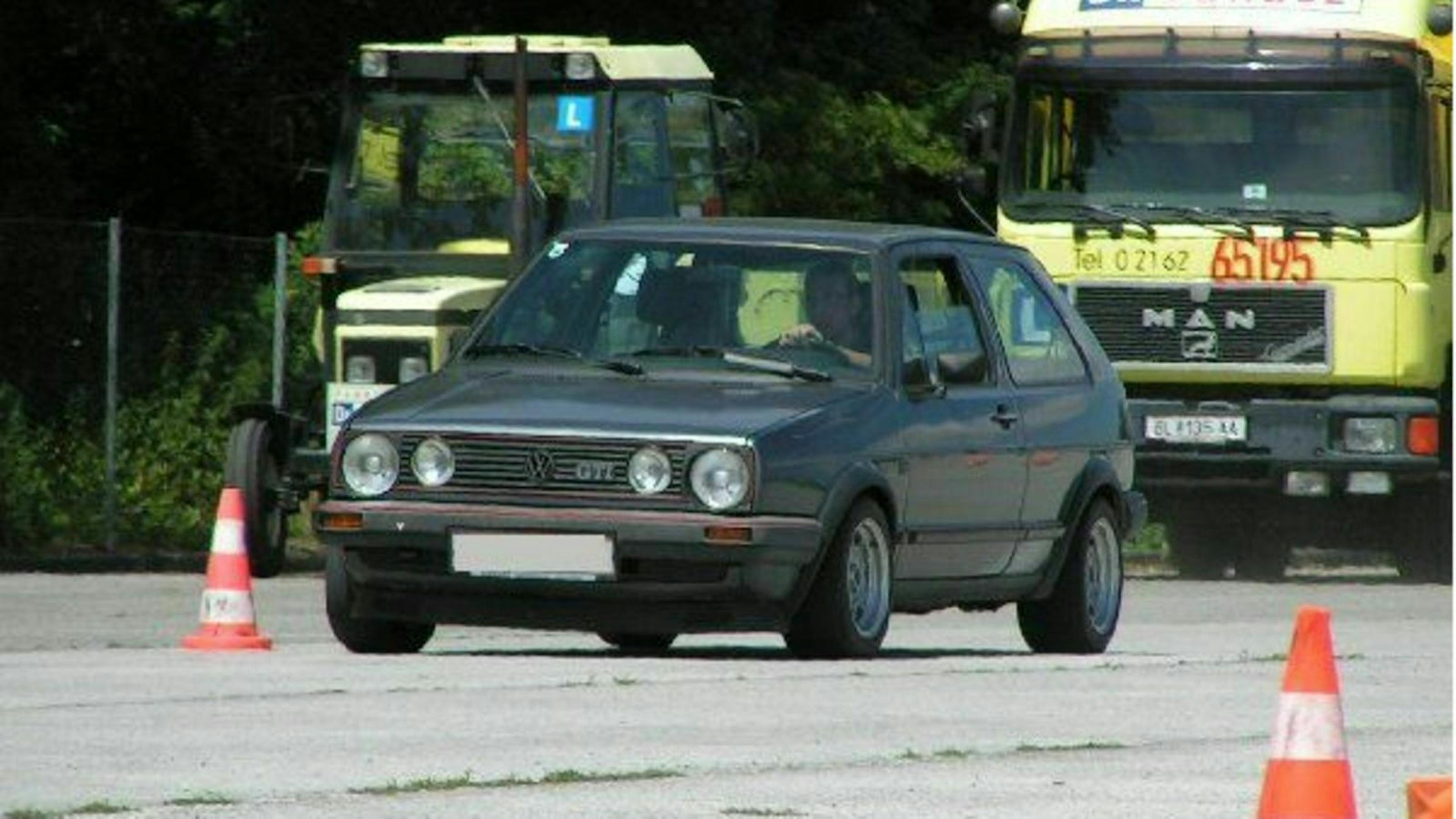 Zu sehen ist ein Golf II GTI