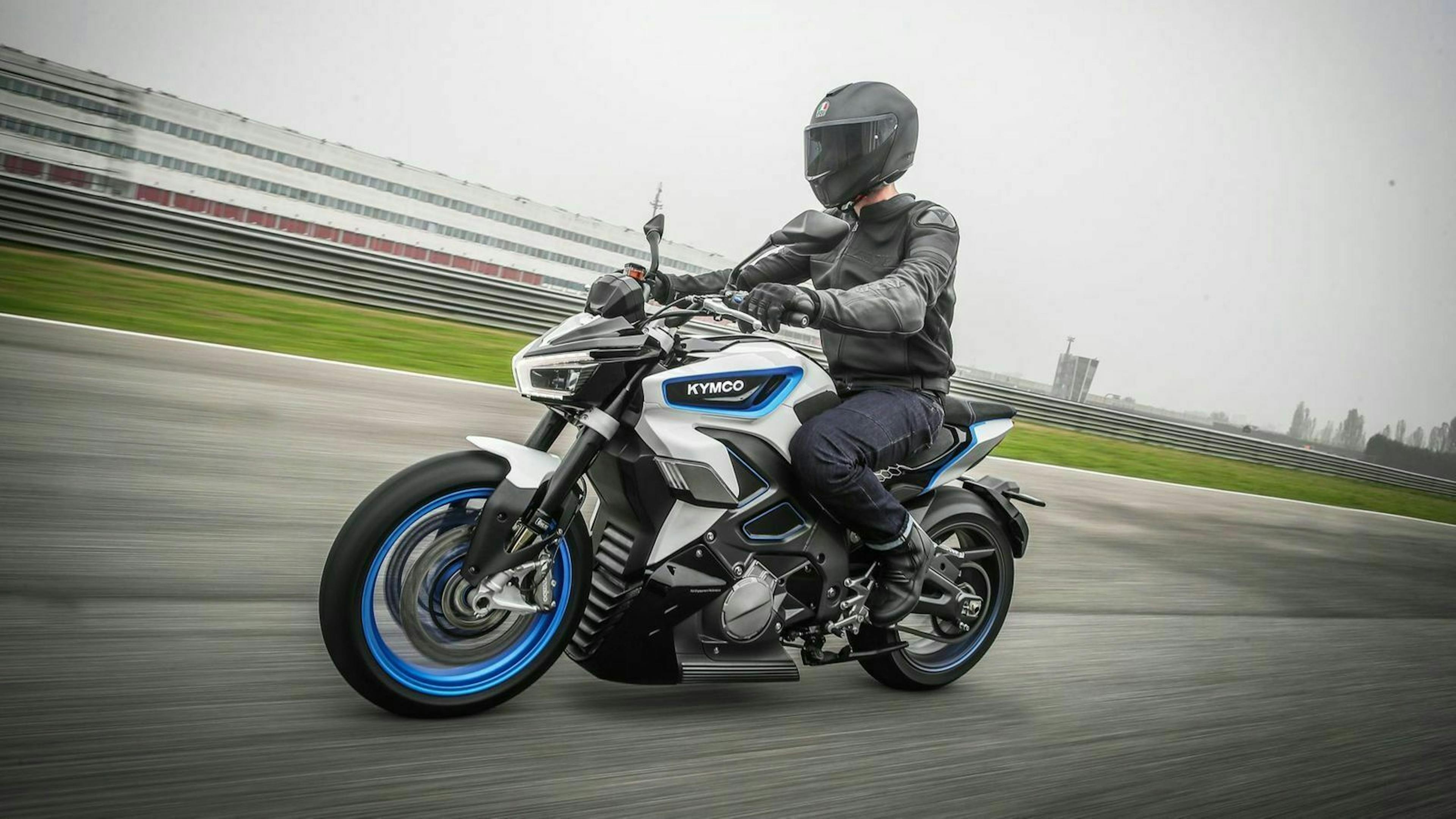 Ein Motorrad in Frontansicht fahrend