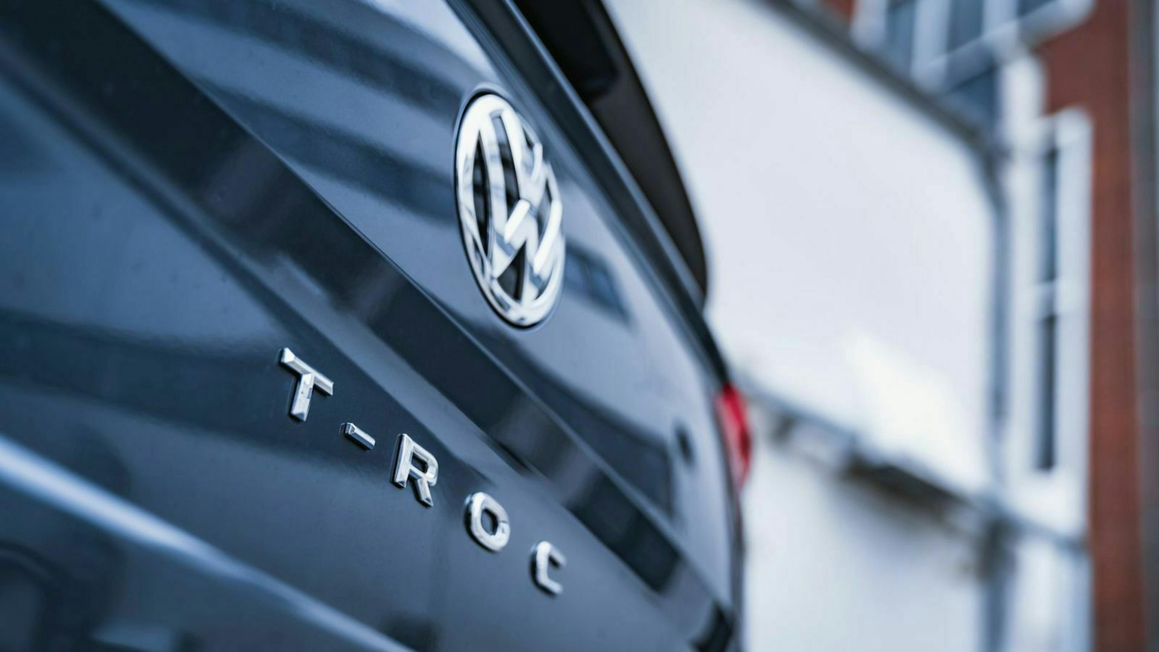 VW T-Roc Cabrio Detailansicht T-Roc Schriftzug und VW-Logo