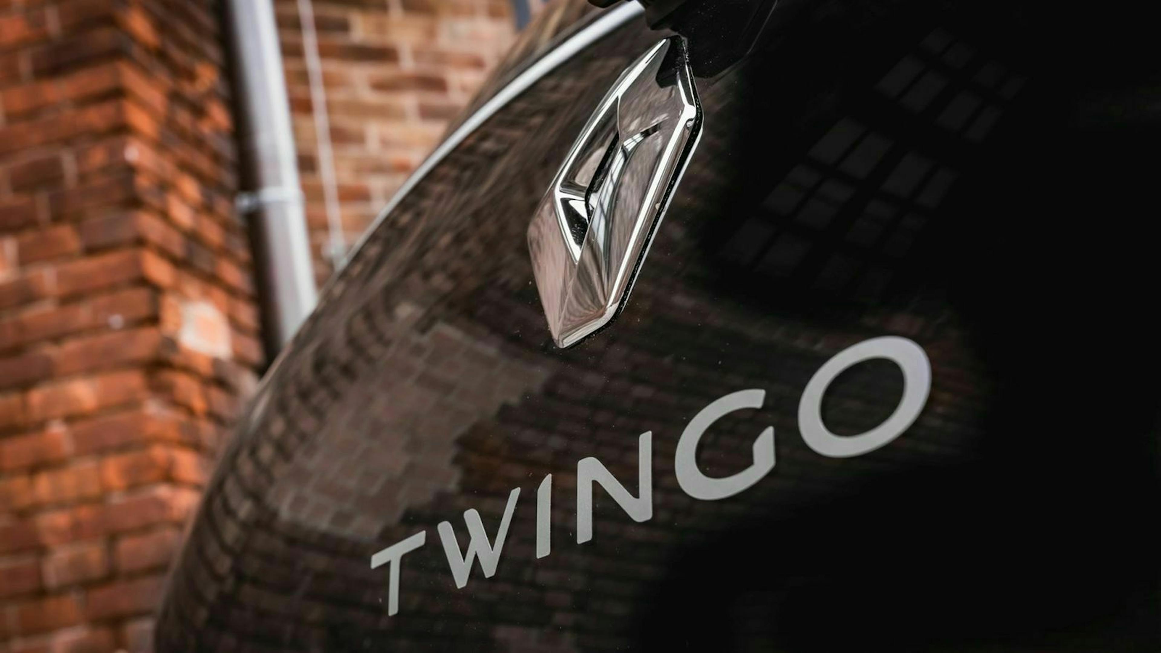Zu sehen ist das silberne Marken-Emblem am Heck des Renault Twingo SC2 75