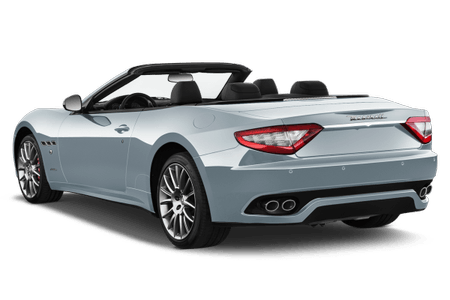 Helles Cabriolet-Auto von hinten, mit offenem Verdeck und eleganten Felgen, steht auf weißem Hintergrund.