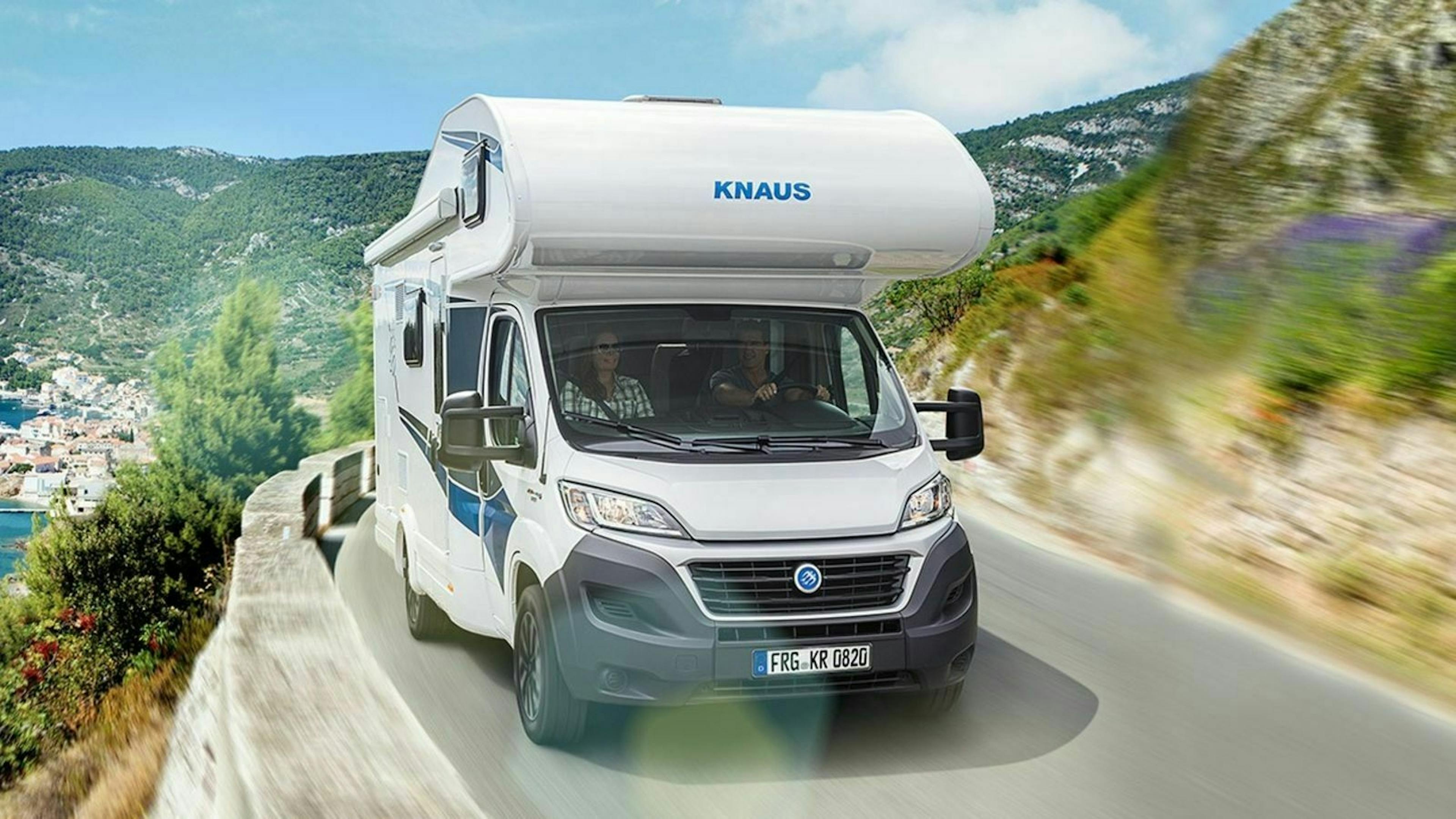 Knaus Live Traveller in der Frontansicht, fahrend