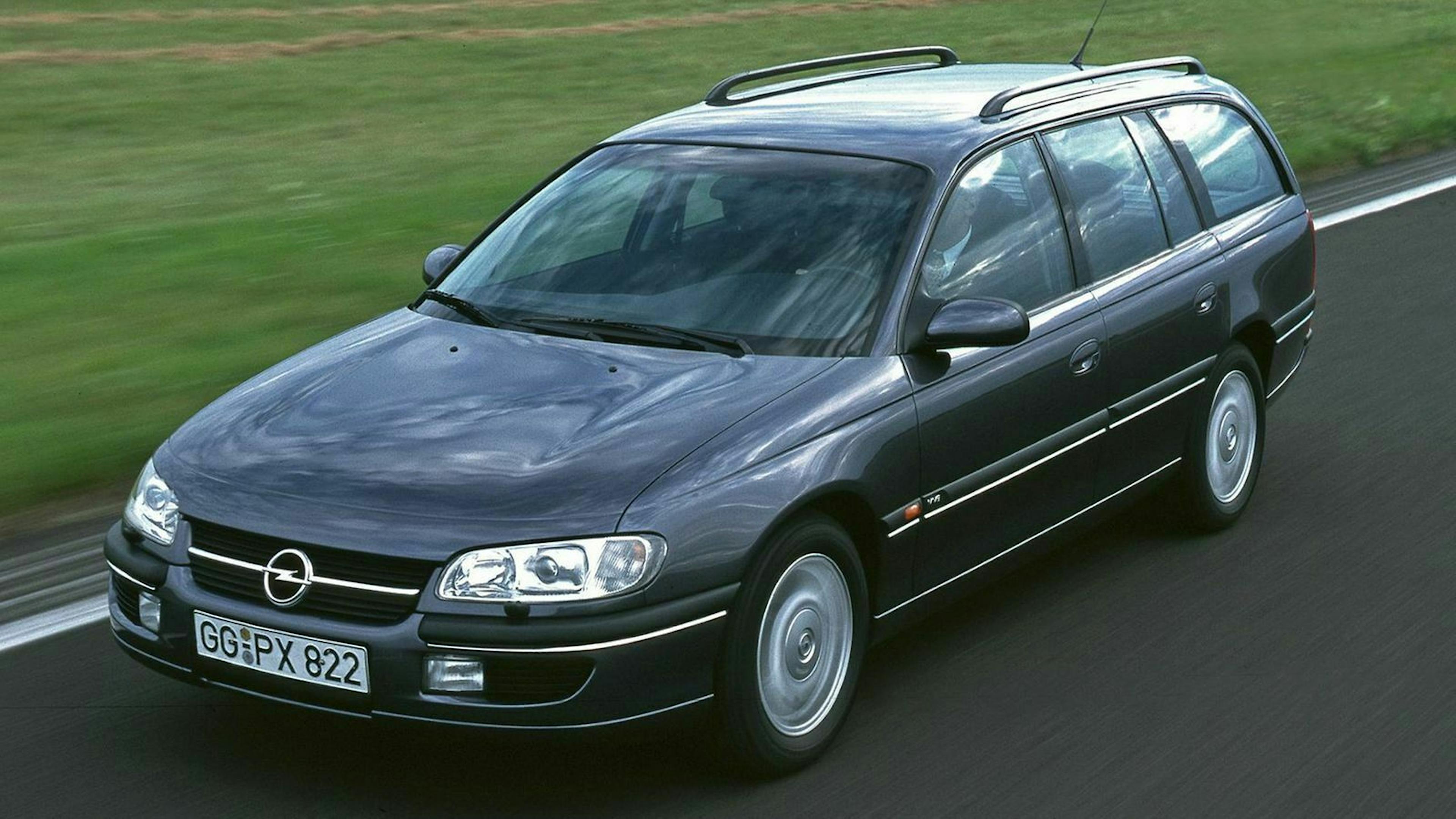Opel Omega B Kombi in der Ansicht von vorne-links, fahrend