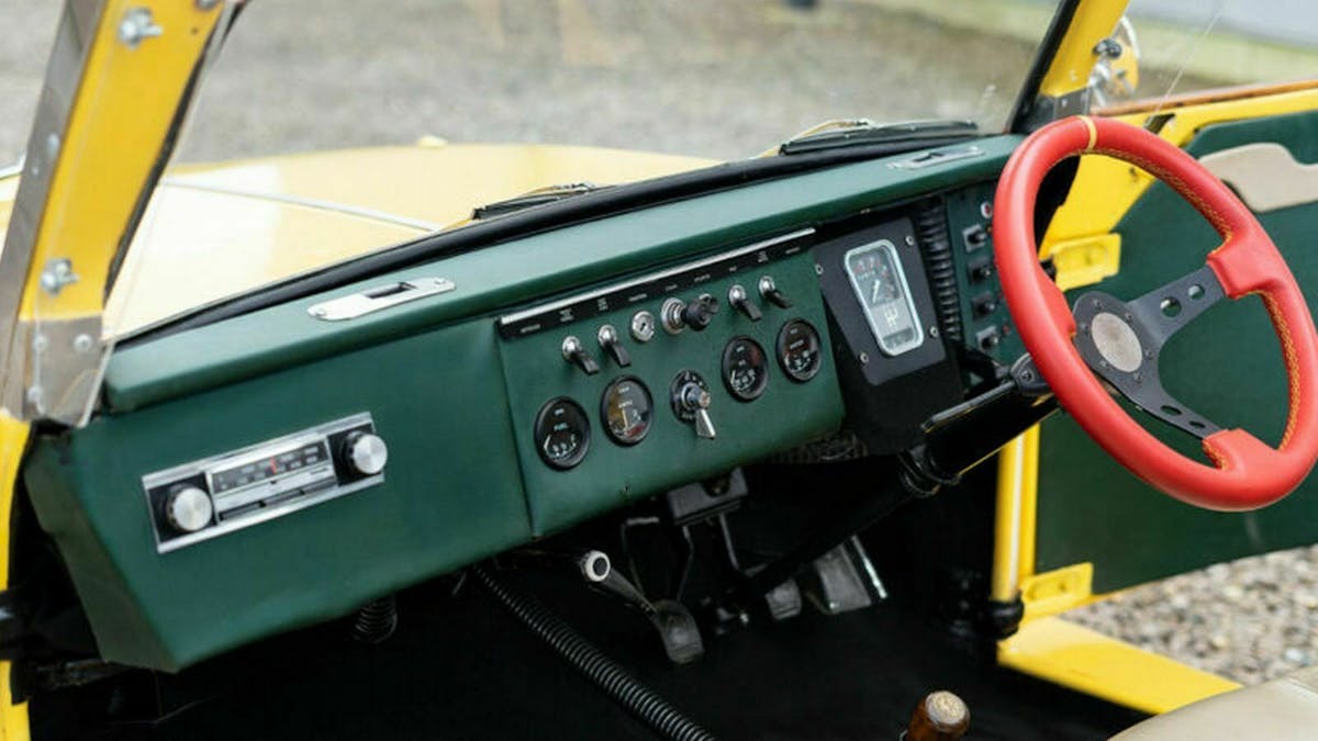 Zu sehen ist das Cockpit des Citroen 2 CV 6 Jaguar Ente Roadster