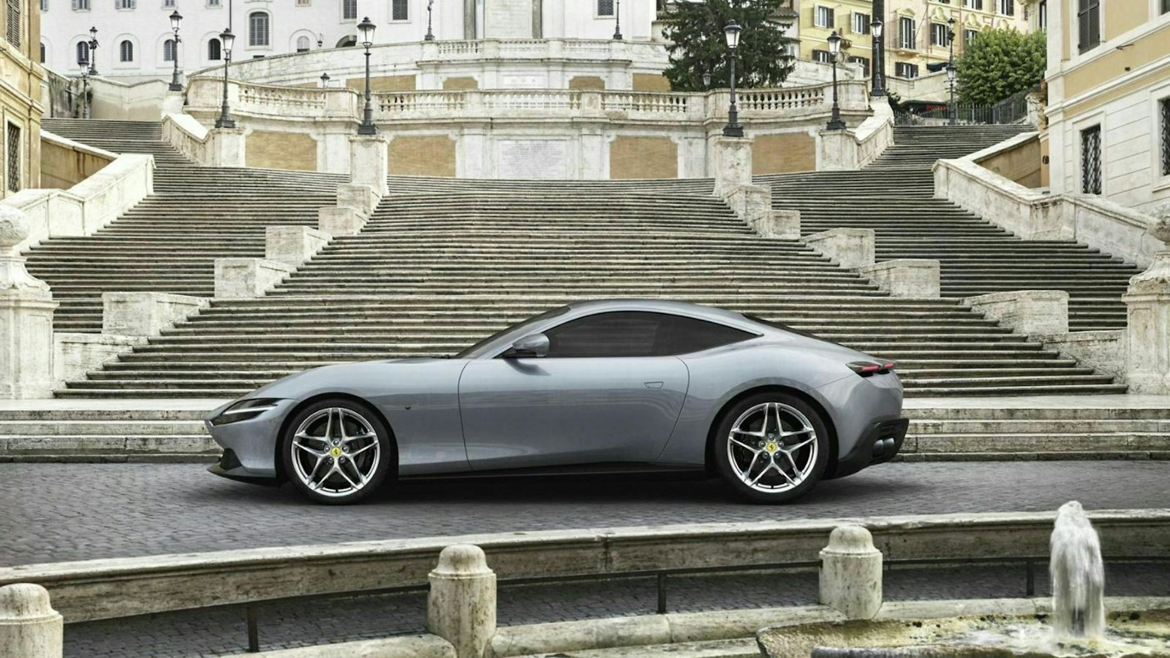 Ferrari Roma in der Seitenansicht, stehend