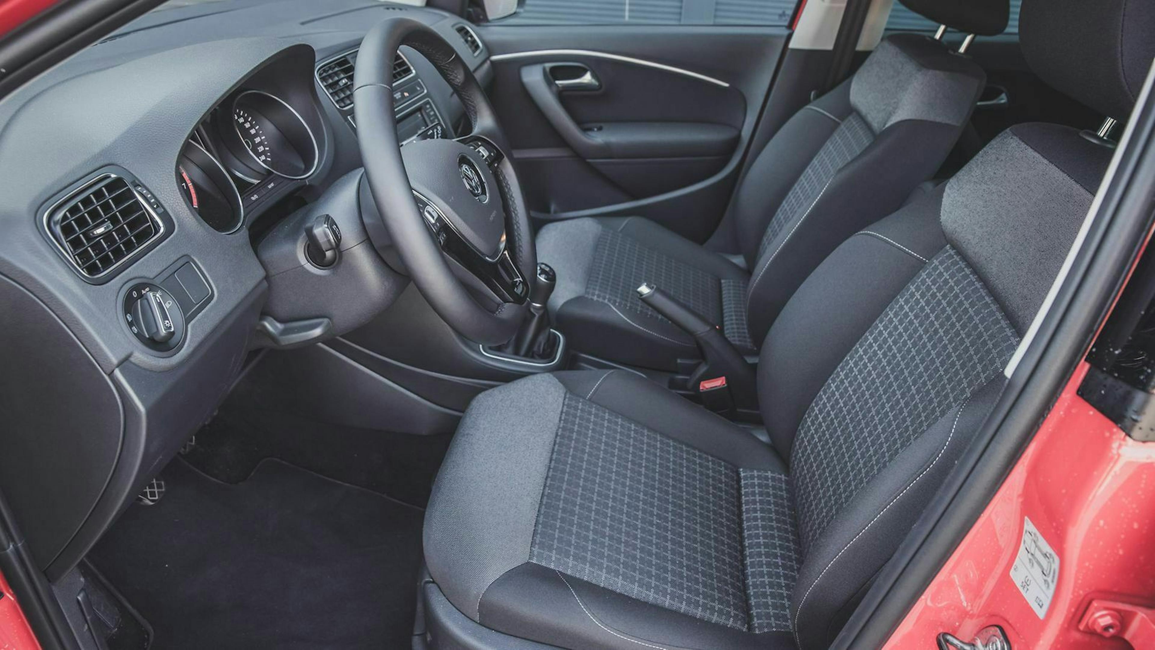 Auch VW bietet Komfortsitze für den Polo an. Im Corsa sitzt man aber bequemer