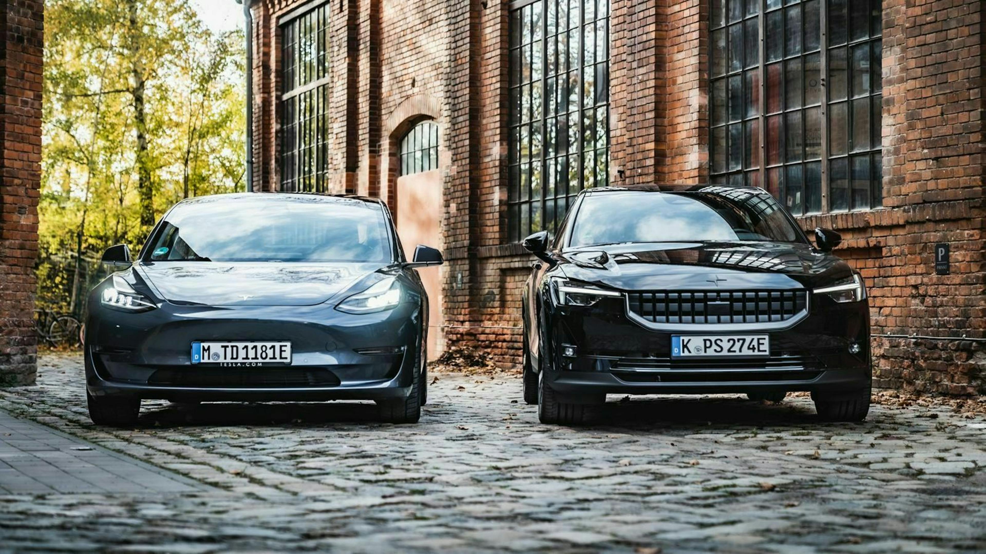 Der Polestar 2 und das Tesla Model 4 in Frontansicht
