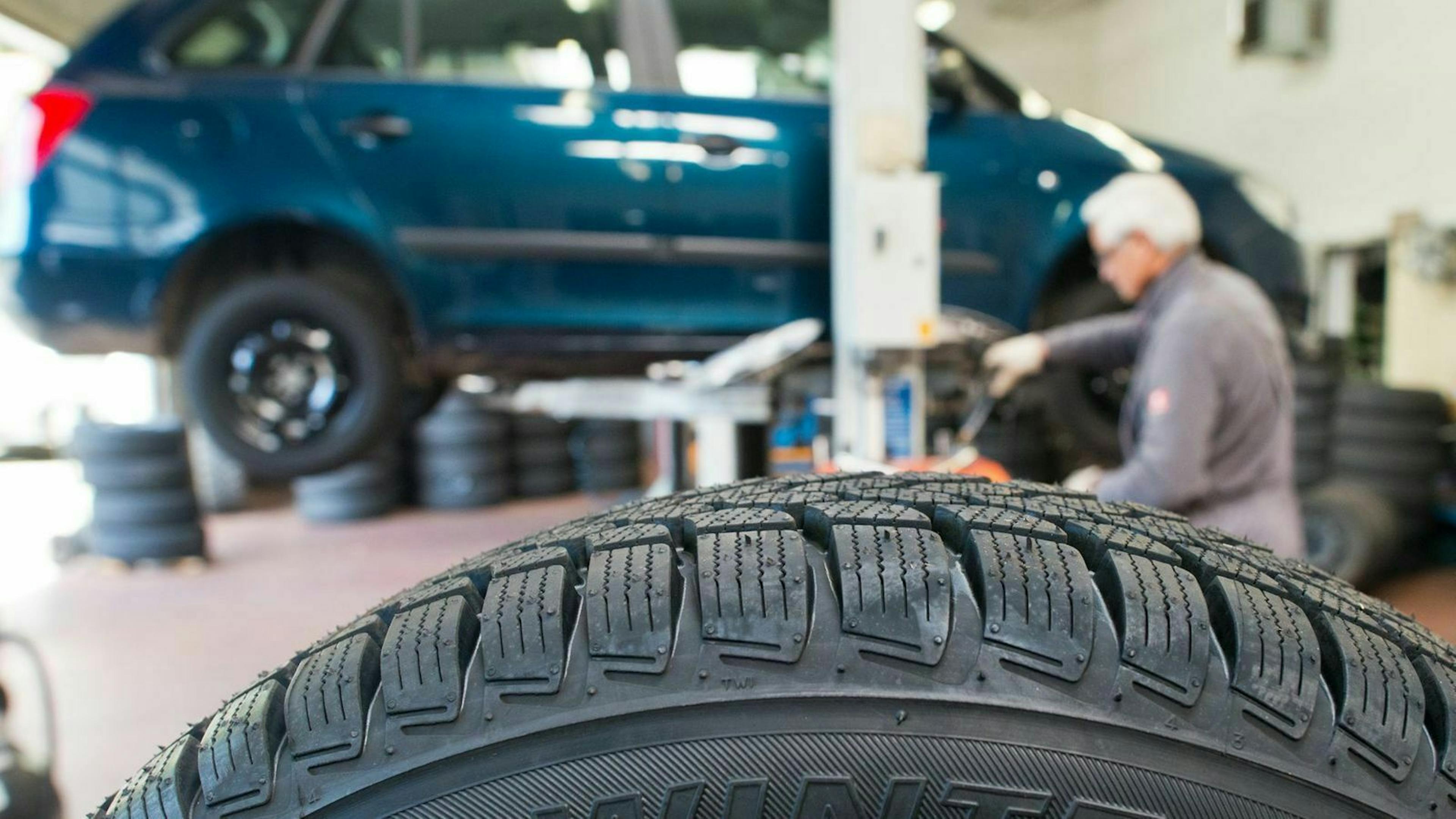 Zu sehen ist eine Autoreifen-Werkstatt