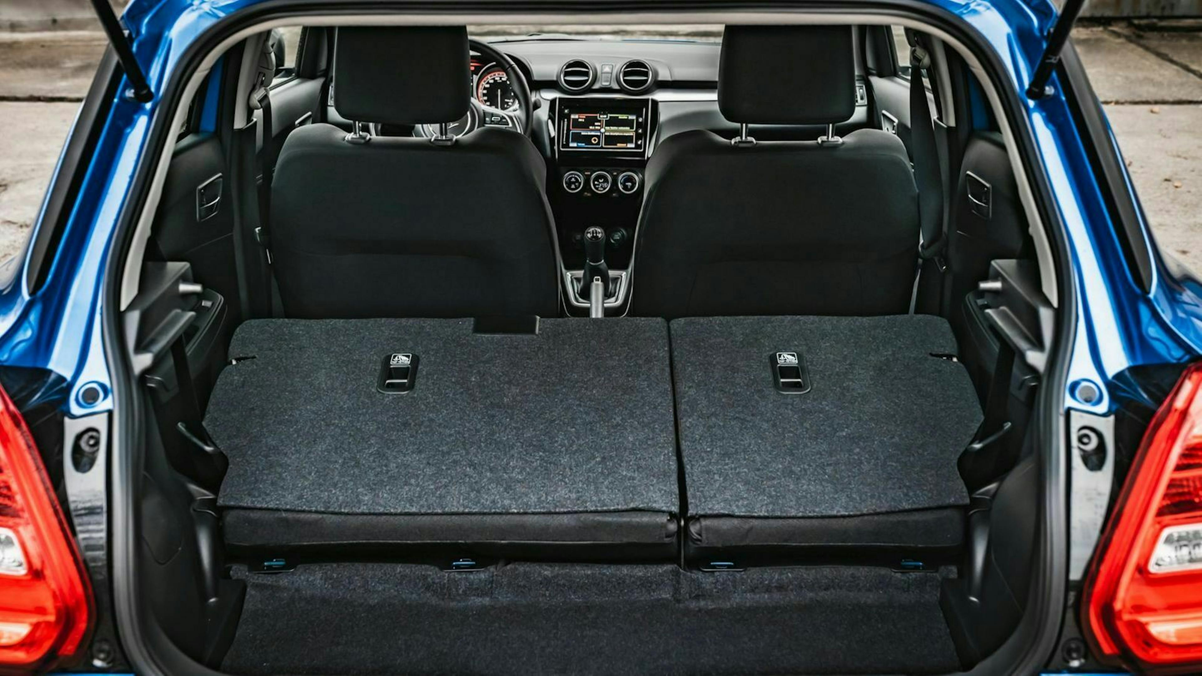 Zu sehen ist der Kofferraum des Suzuki Swift Hybrid 2020 