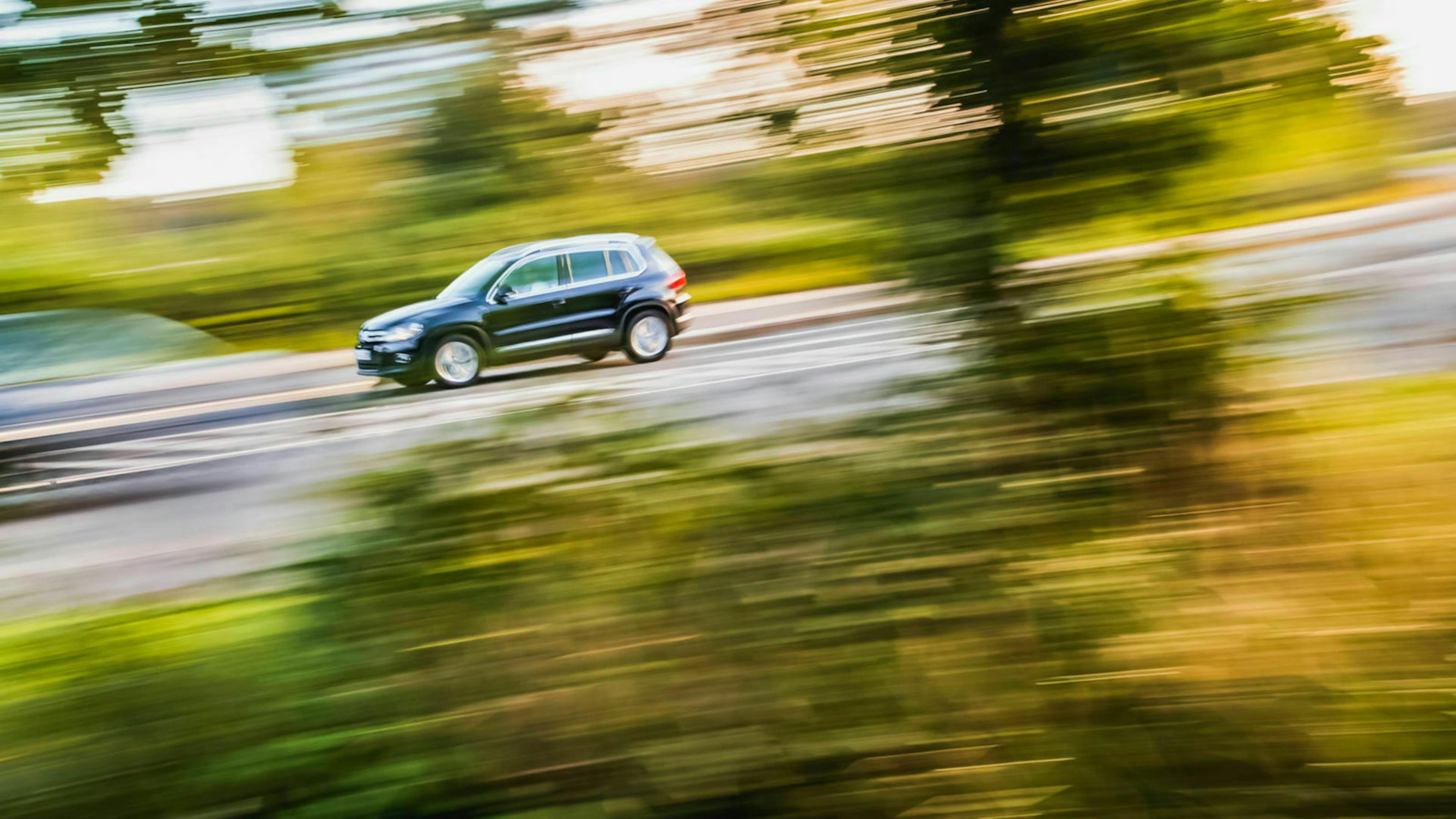 Zu sehen ist ein fahrendes Auto