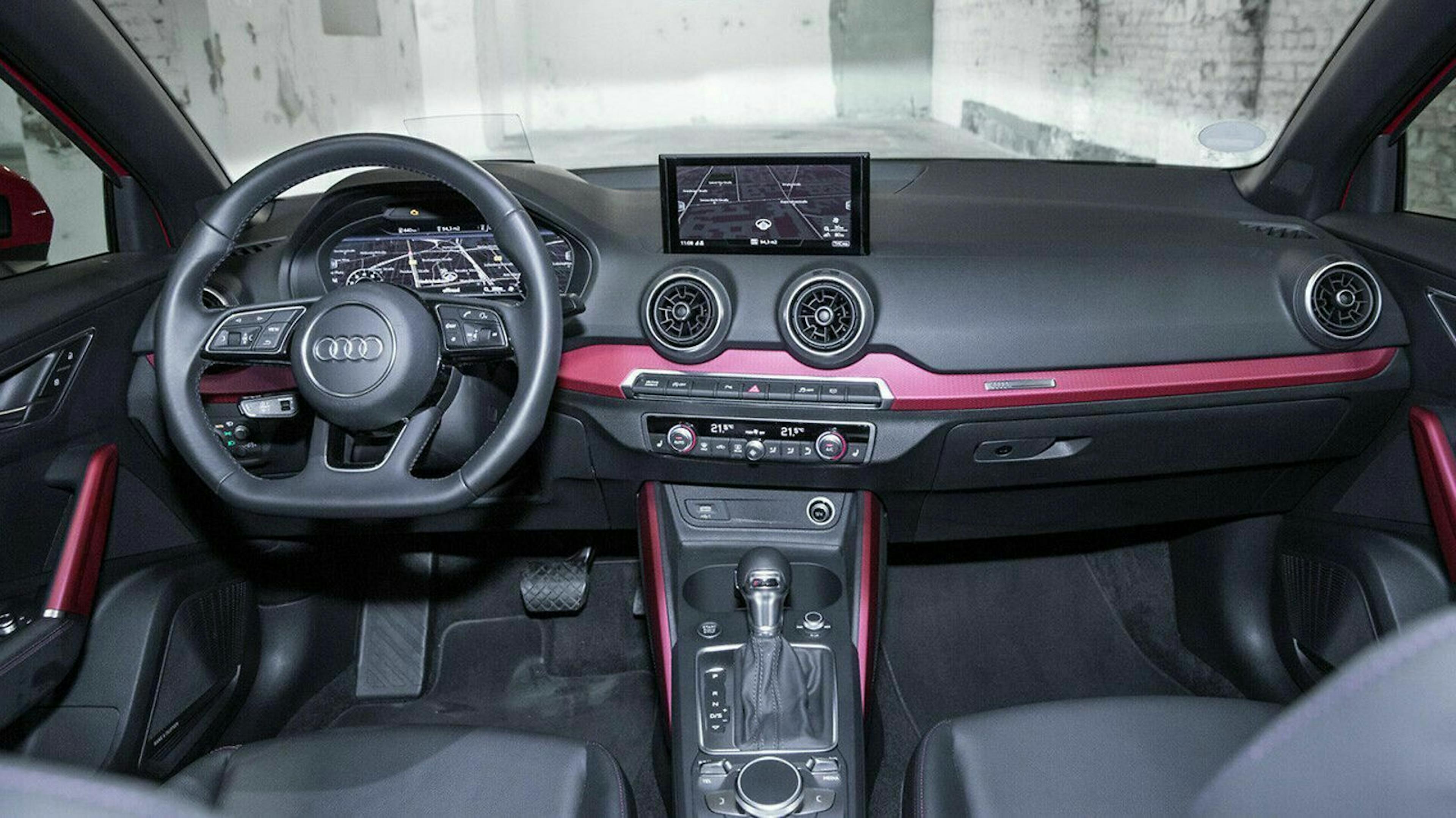 Der Infotainment-Monitor im Q2 sitzt starr oben drauf. 