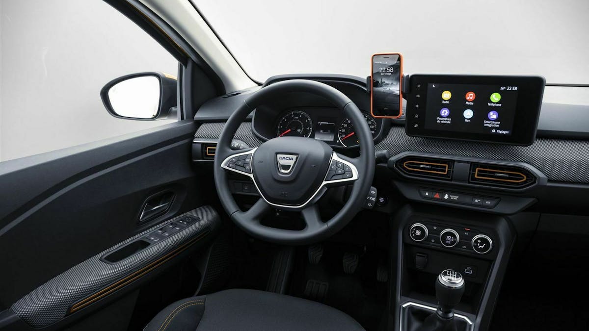 Zu sehen ist das Cockpit des Dacia Sandero Stepway 2021