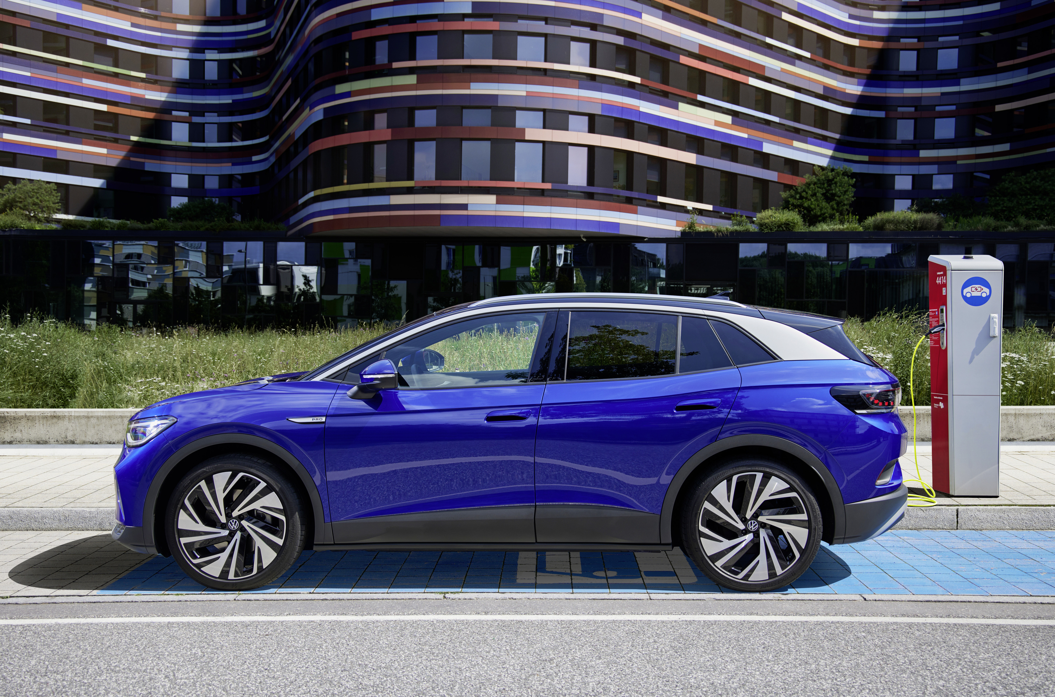 E-Auto an Ladestation