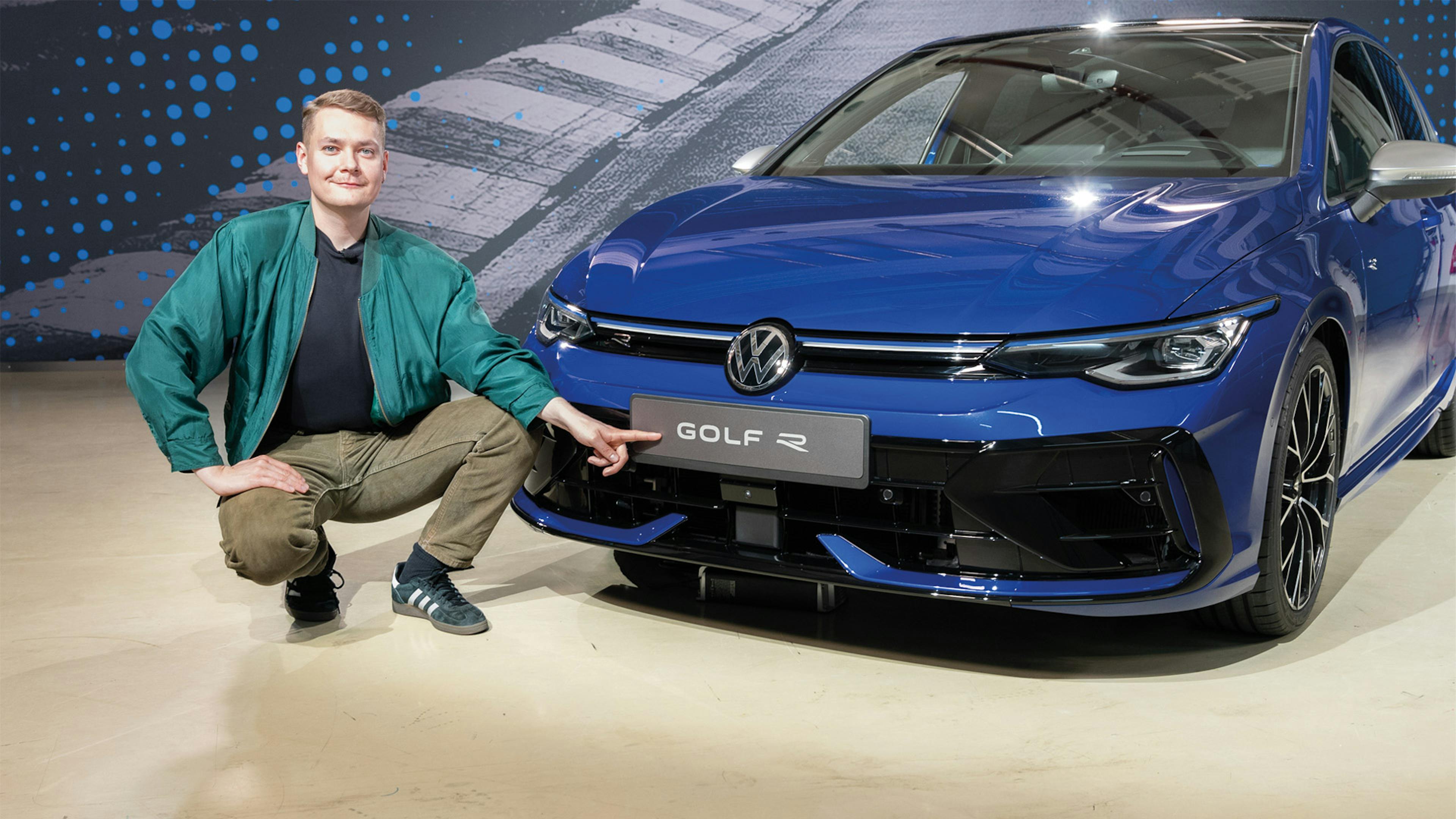 Der Autor des Textes und ein blauer VW Golf R