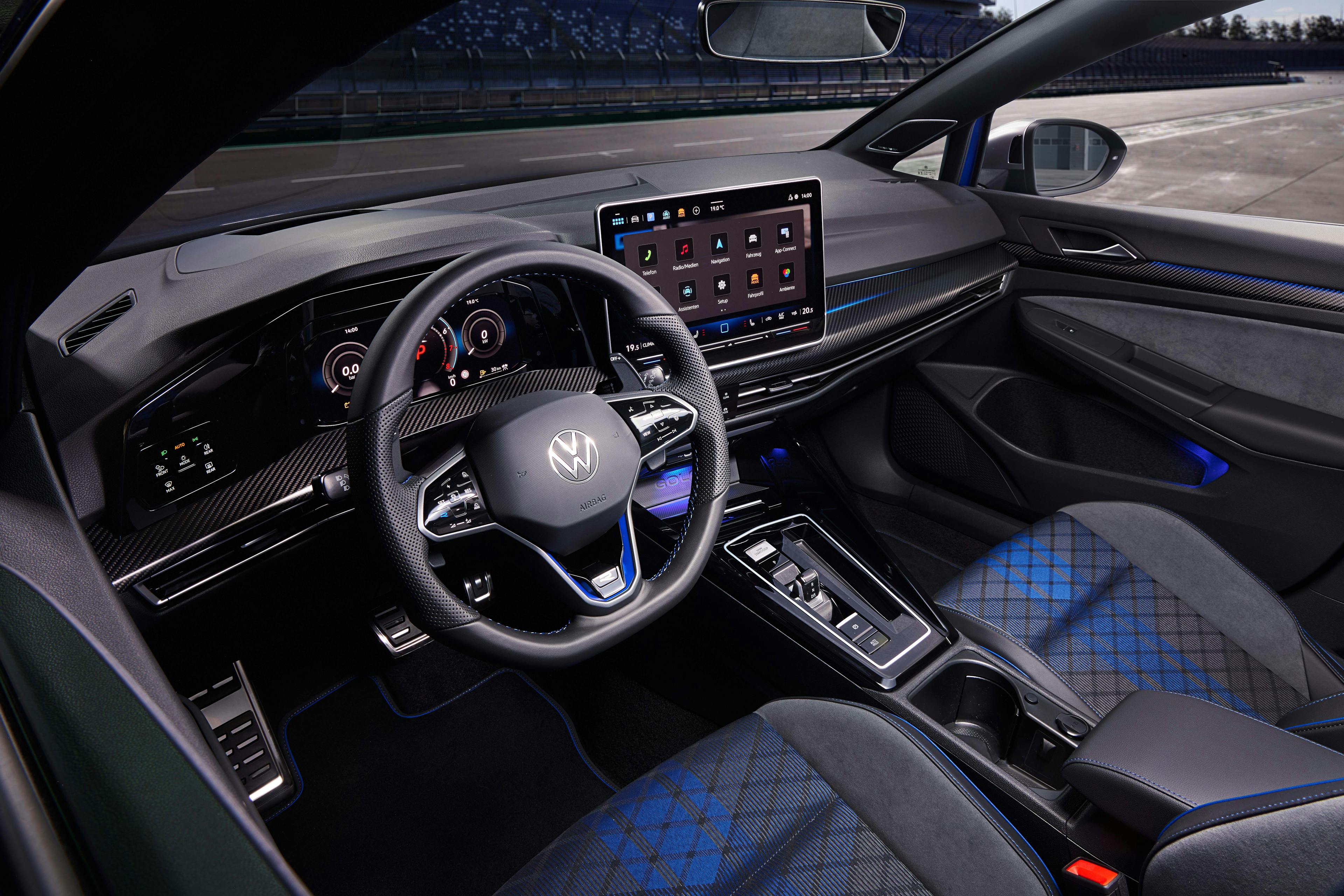 Das Cockpit des VW Golf R